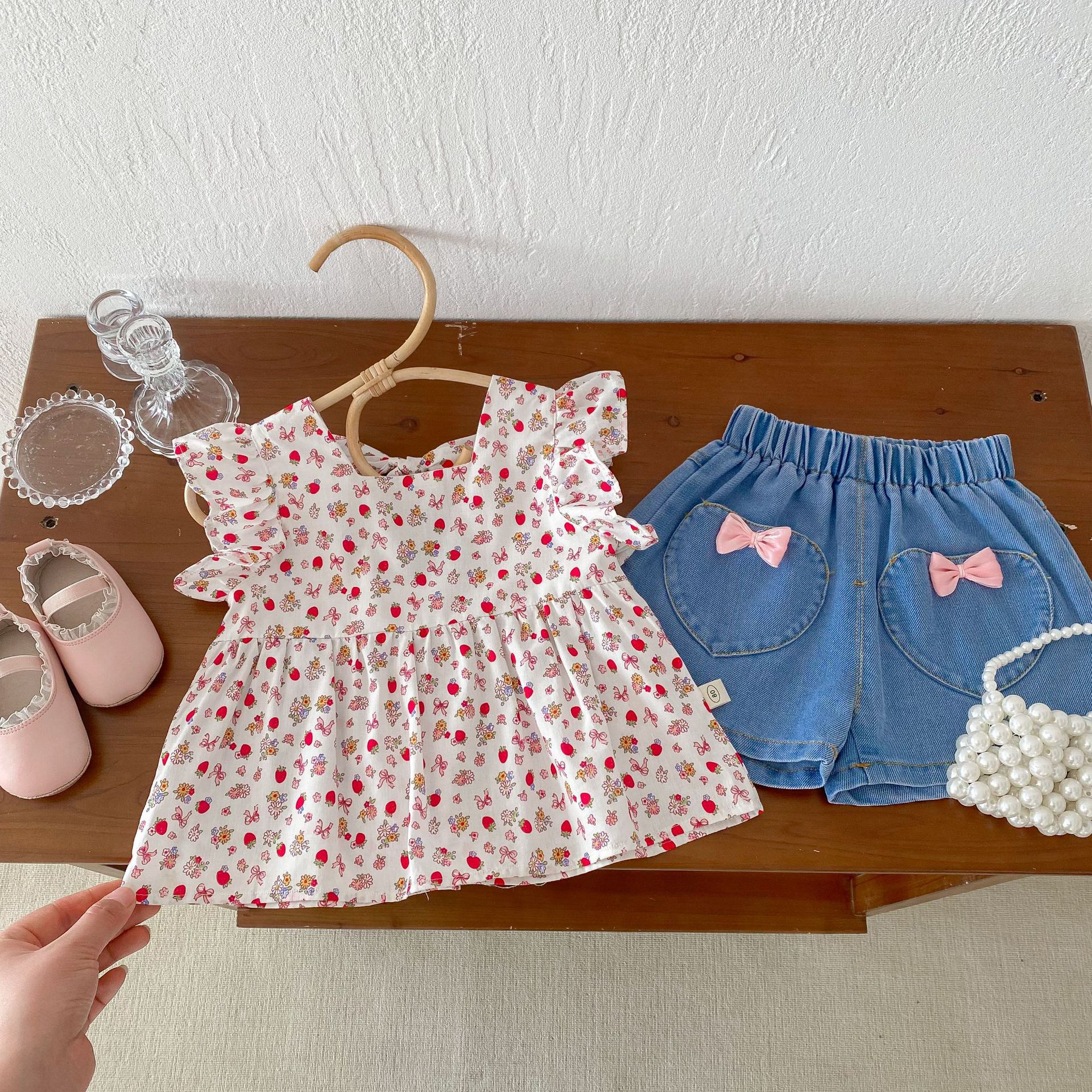 Girls' flying sleeve baby shirts for 0-5 years old summer, Huzhou Zhili girls' baby flower shirts, baby summer clothing trend BY215 full figure