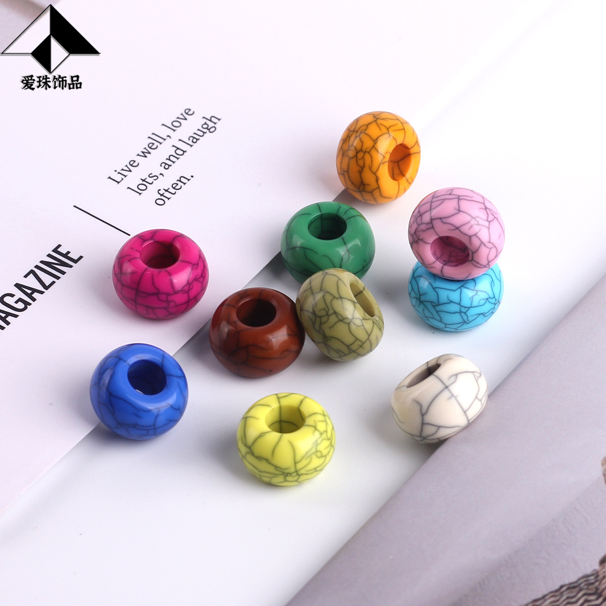 Macroporous cracked beads