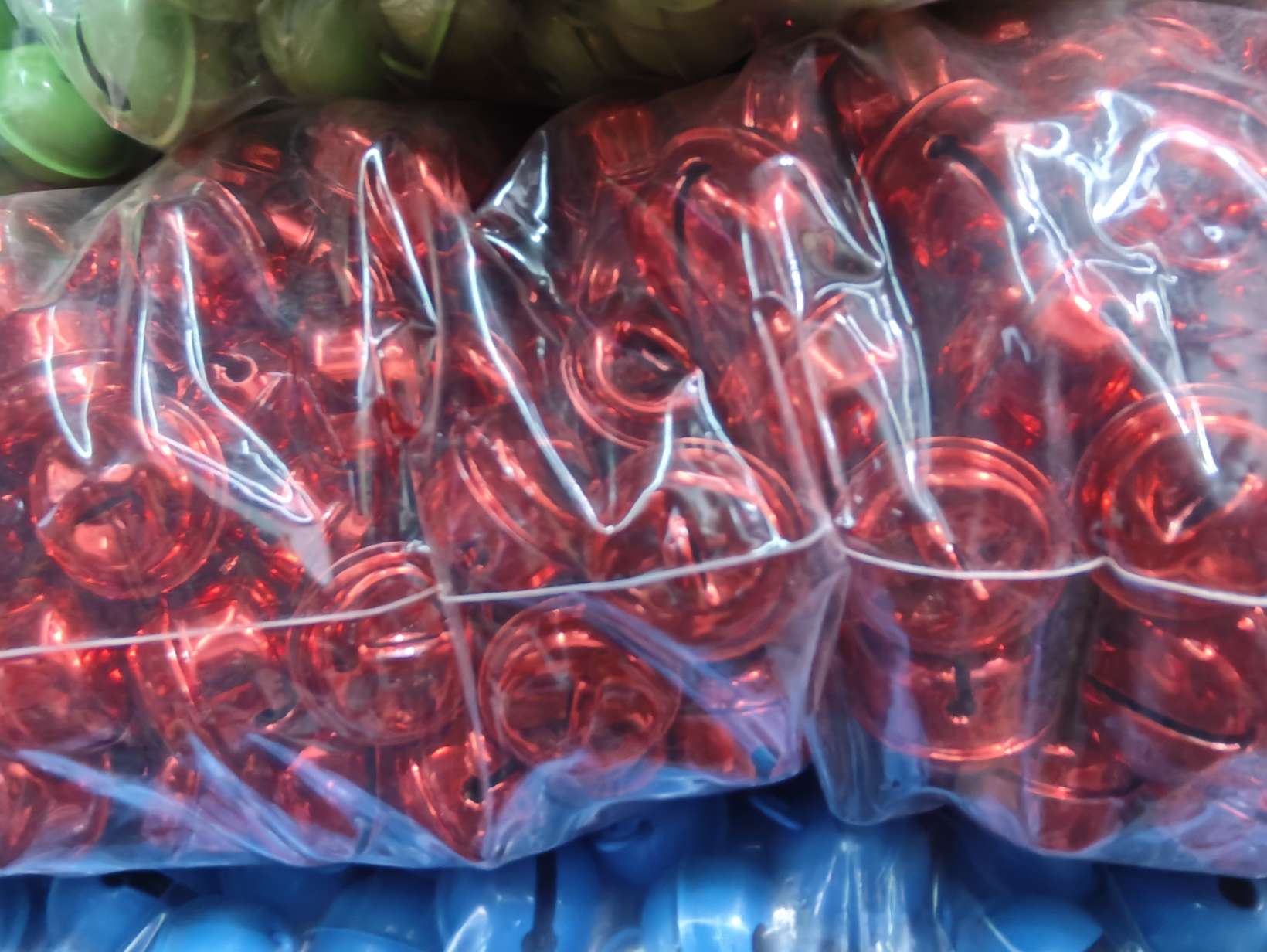 The 2025 new model of the bell is a bright red 2.2 round bell. It can be used as a Christmas item, a car pendant, a Chinese knot pendant, and is specially designed for bracelets and necklaces. The style is complete and the price is reasonable. ,