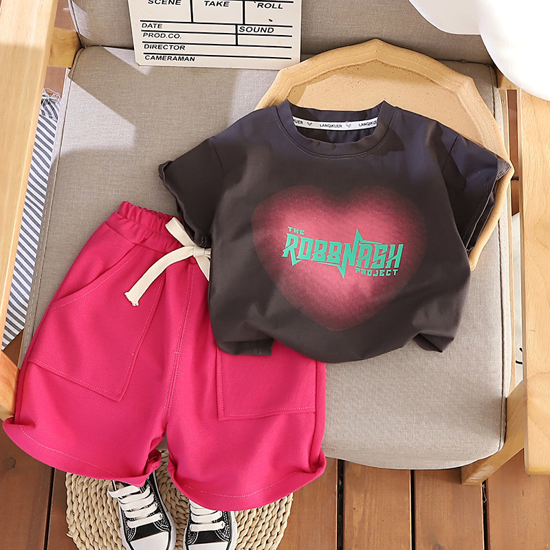 A trendy summer cotton short-sleeved shirt for boys, a 2025 new color-blocking heart-shaped half-sleeved T-shirt full figure