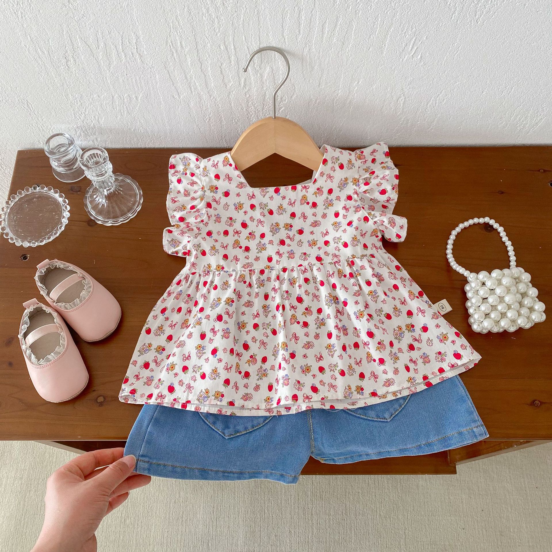 Girls' flying sleeve baby shirts for 0-5 years old summer, Huzhou Zhili girls' baby flower shirts, baby summer clothing trend BY215 details Picture
