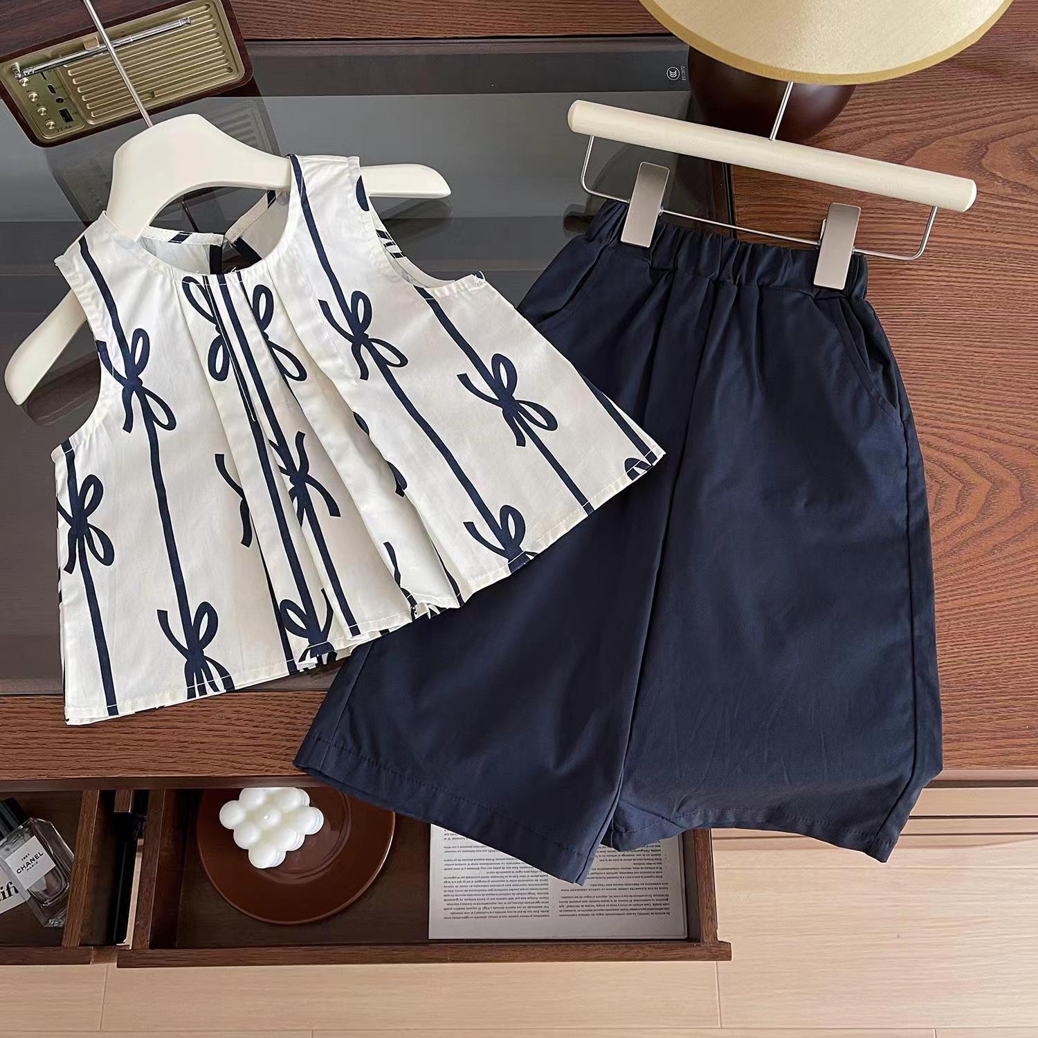The new summer 2024 Girls' set features a sleeveless baby doll shirt with a Korean style, loose and stylish capri pants. It's a trendy two-piece set Application Scenario