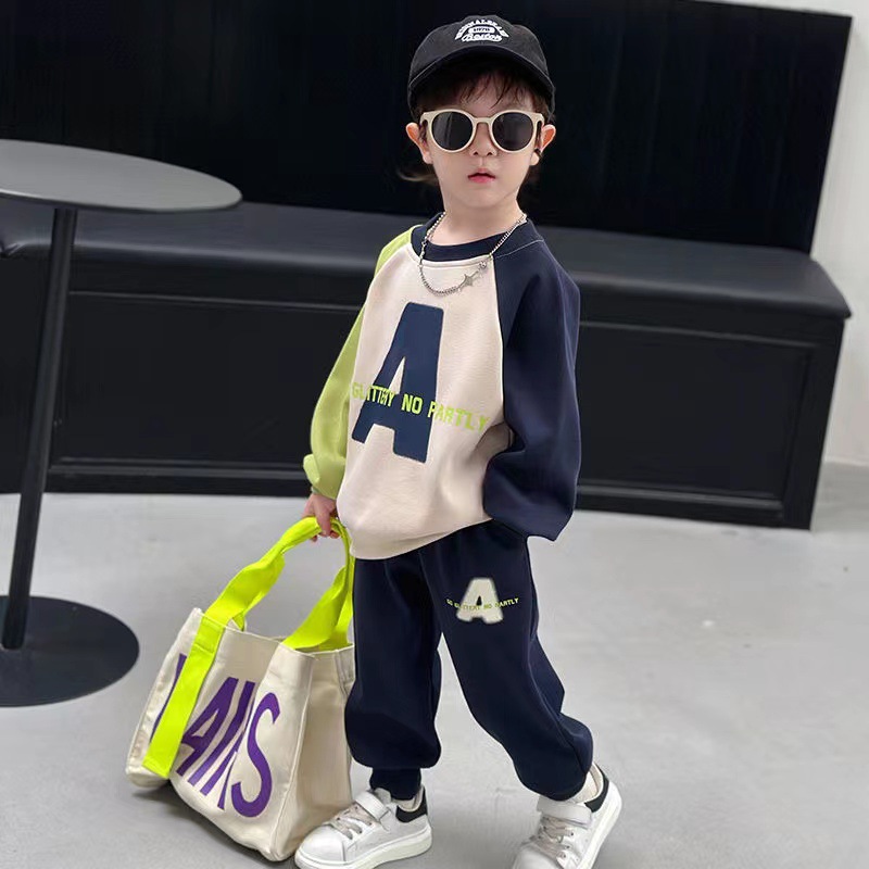 The 2023 new color-blocking hoodie set for children's autumn is a must-have. It's a trendy two-piece set for boys' sportswear and casual wear that will make you look cool on the street details Picture