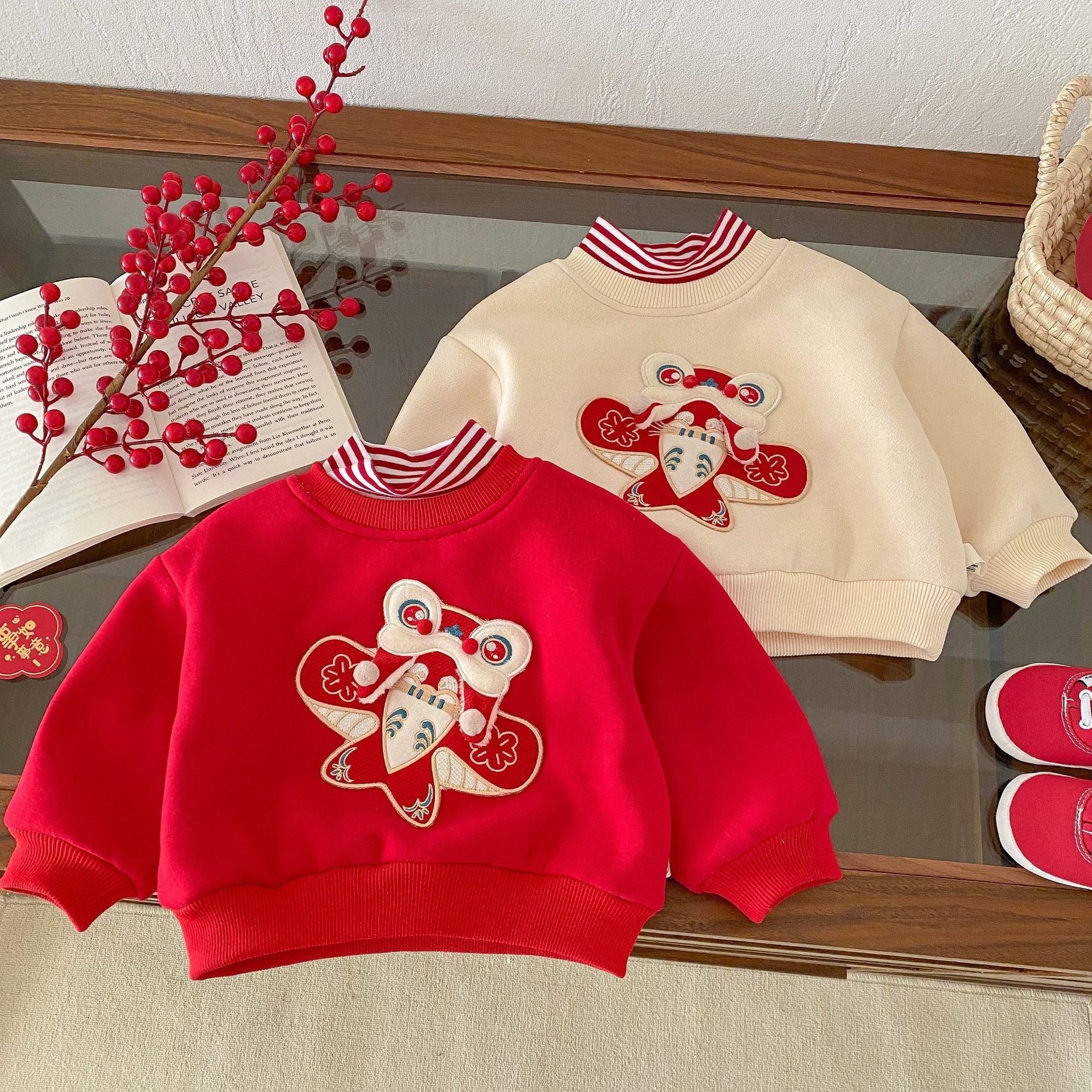 Children's embroidered New Year greeting clothes, 0-5 years old winter girls' fleece hoodies, boys' winter clothes, one-year-old baby New Year clothes AY718 full figure