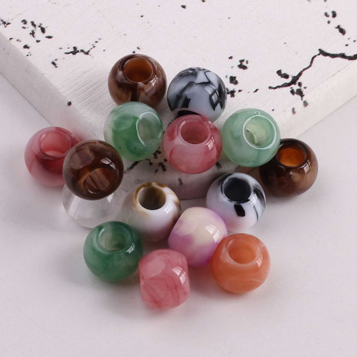 The large-hole round beads imitate the effect of jade