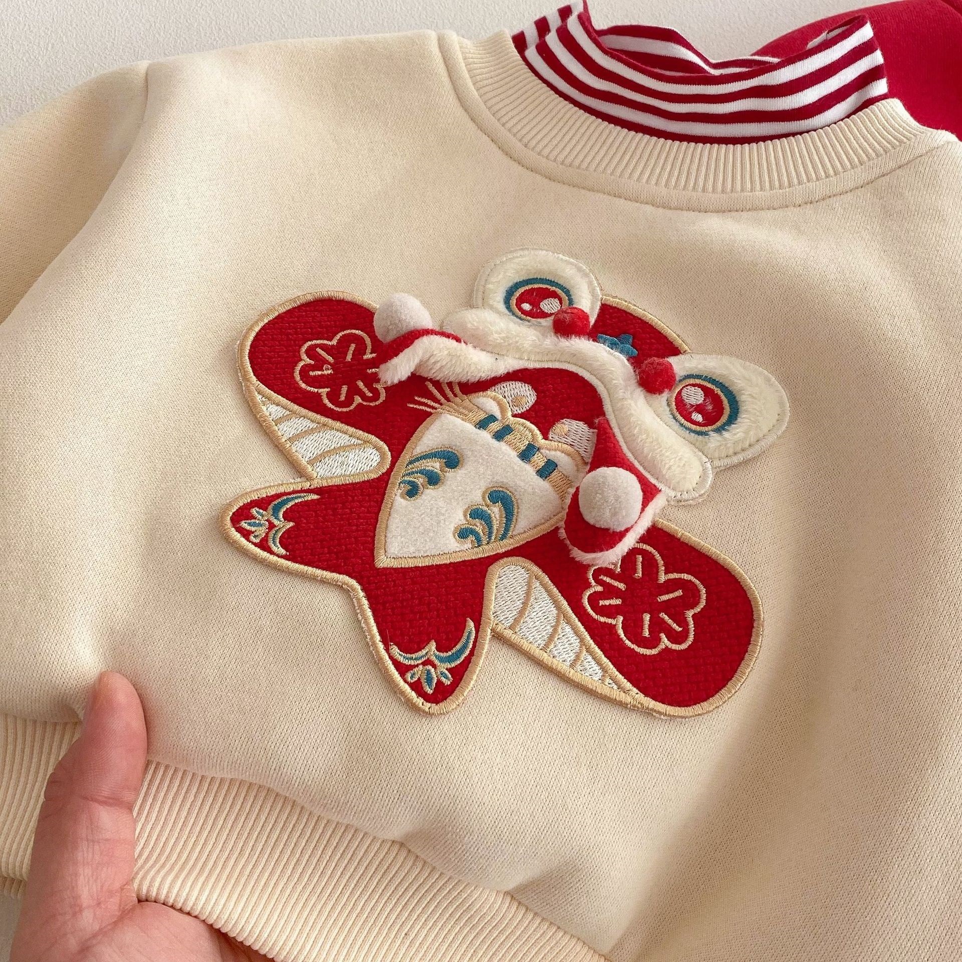 Children's embroidered New Year greeting clothes, 0-5 years old winter girls' fleece hoodies, boys' winter clothes, one-year-old baby New Year clothes AY718 Application Scenario