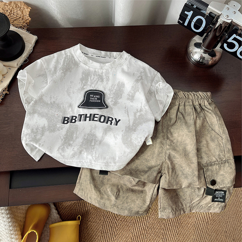 A new summer short-sleeved set for boys, a cool and stylish round-neck lettered T-shirt for children, and a two-piece set of workwear style for babies full figure