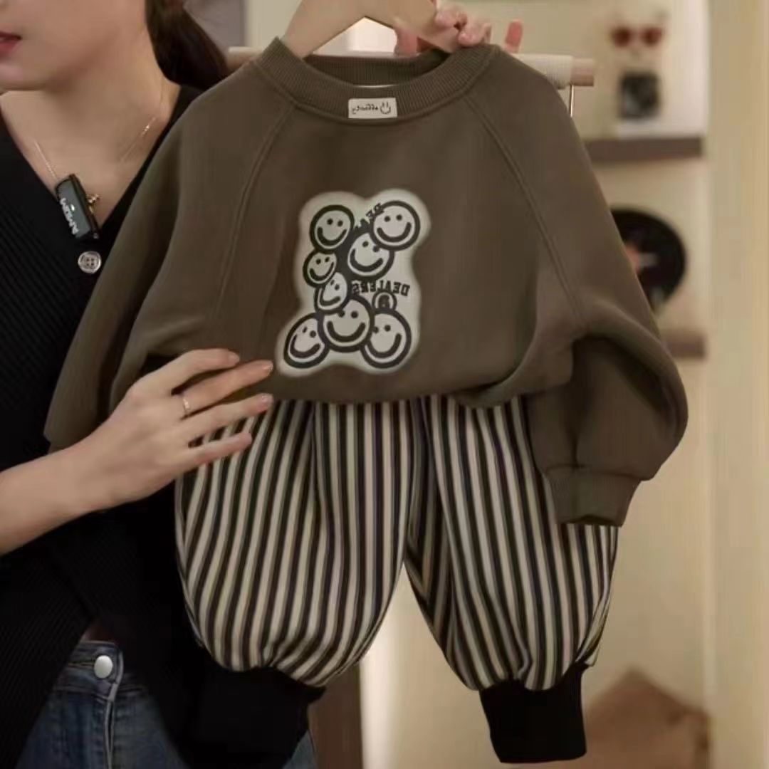 A new fashionable long-sleeved set for boys' winter smiles, thickened autumn and winter outfits, cool and stylish baby clothes trend details Picture