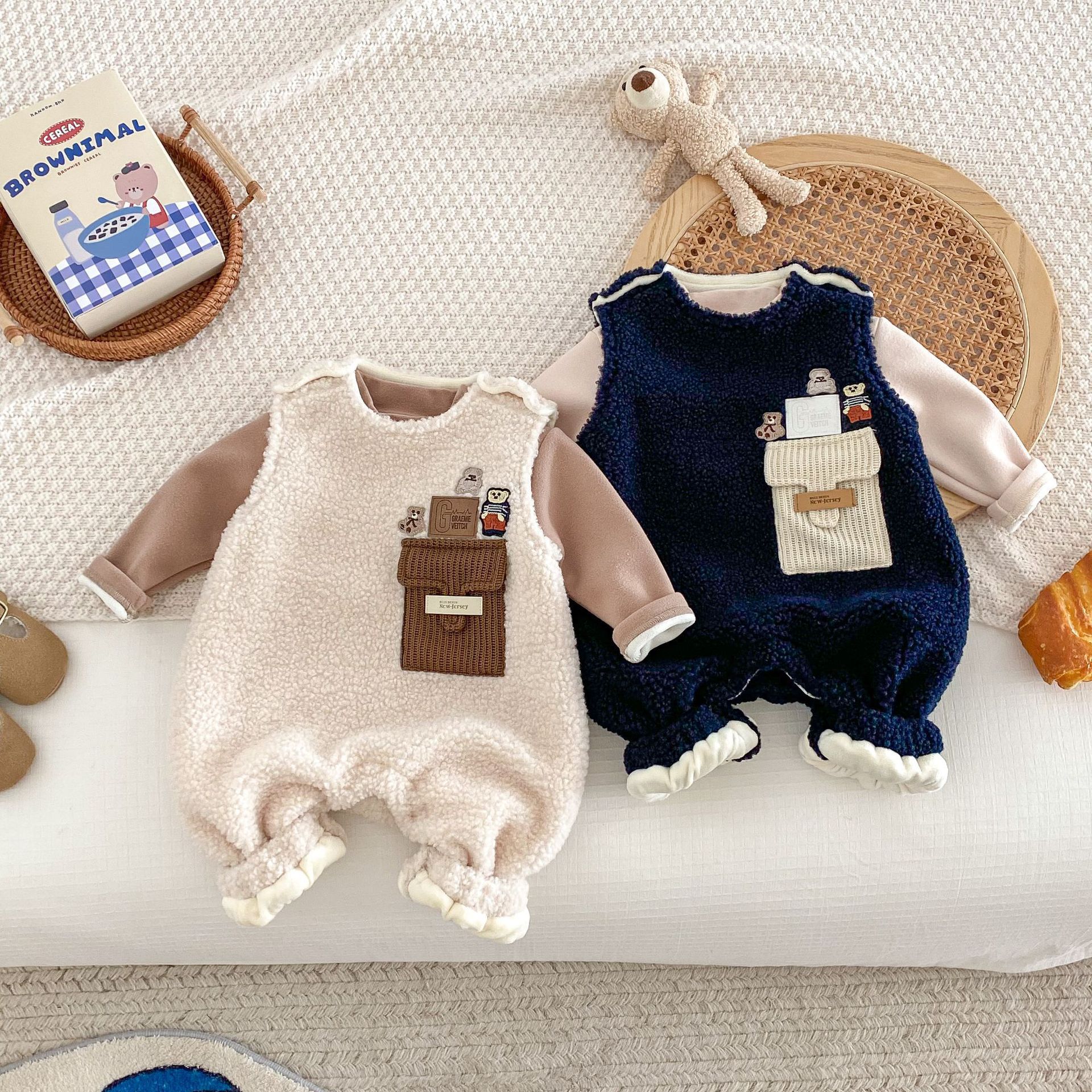 Baby fashion one-piece suit for winter boys and girls aged 0-2 years old, stylish, fleece and thickened sleeveless fluffy crawling suit AL739 full figure