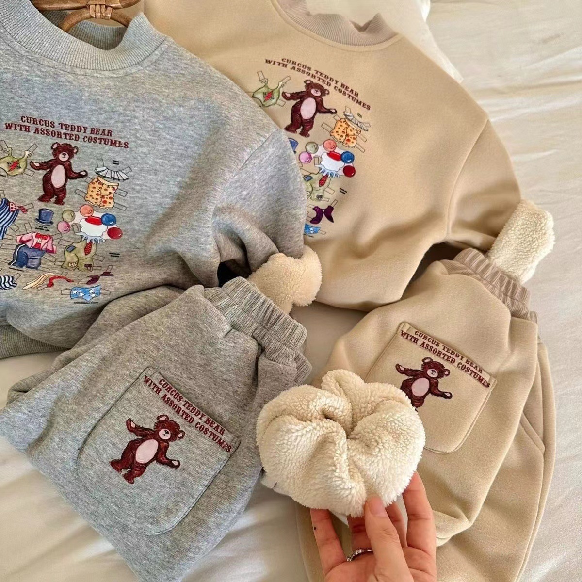 The 2023 new children's hoodie set for autumn and winter, featuring a Korean-style cartoon round-neck fleece hoodie and sweatpants for both boys and girls Application Scenario