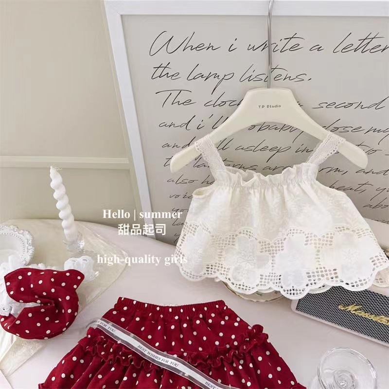 The new summer Korean children's clothing collection features a girl's elegant forest-themed little Red riding hood set, a little girl's embroidered vest top and shorts details Picture
