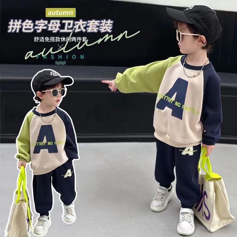 The 2023 new color-blocking hoodie set for children's autumn is a must-have. It's a trendy two-piece set for boys' sportswear and casual wear that will make you look cool on the street full figure