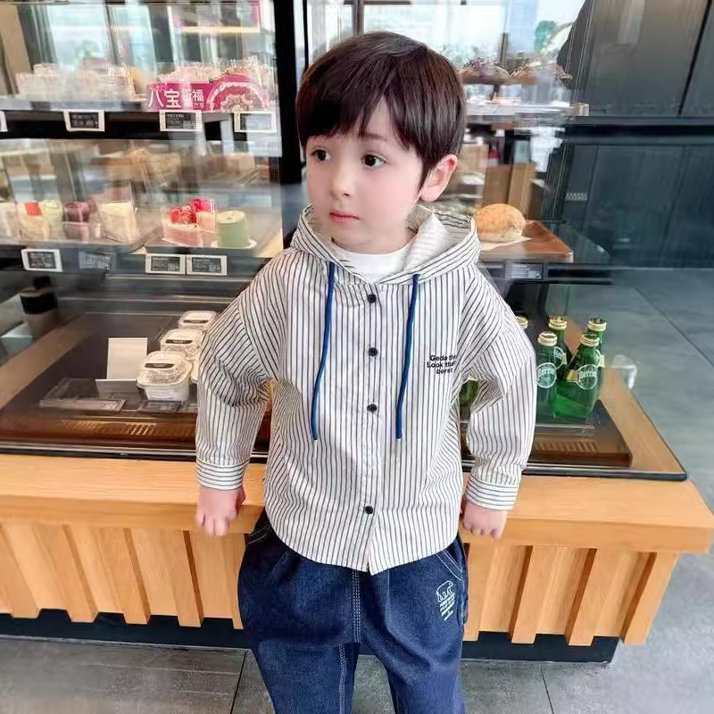 The new children's Geda hooded shirt is stylish, versatile, and casual. It's a Korean-style long-sleeved hooded windbreaker jacket full figure