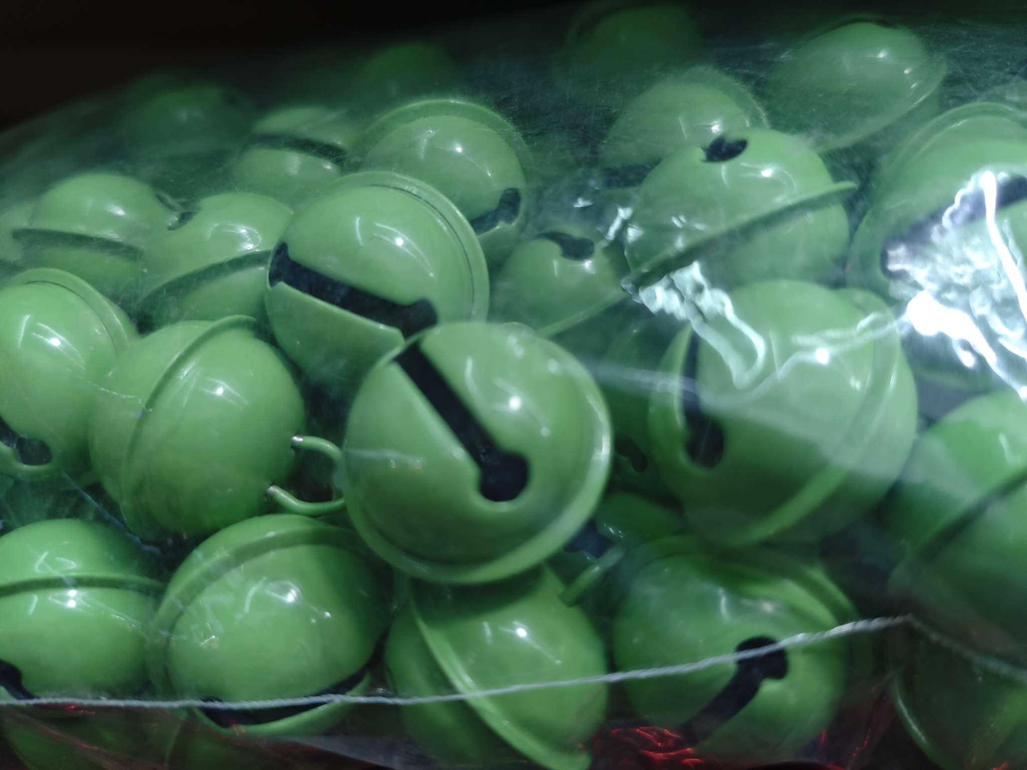 The 2025 new model of bell is a 2.2 round bell in emerald green. It can be used as a Christmas item, a car pendant, a Chinese knot pendant, and is specially designed for bracelets and necklaces. The style is complete and the price is reasonable. , detail image 2