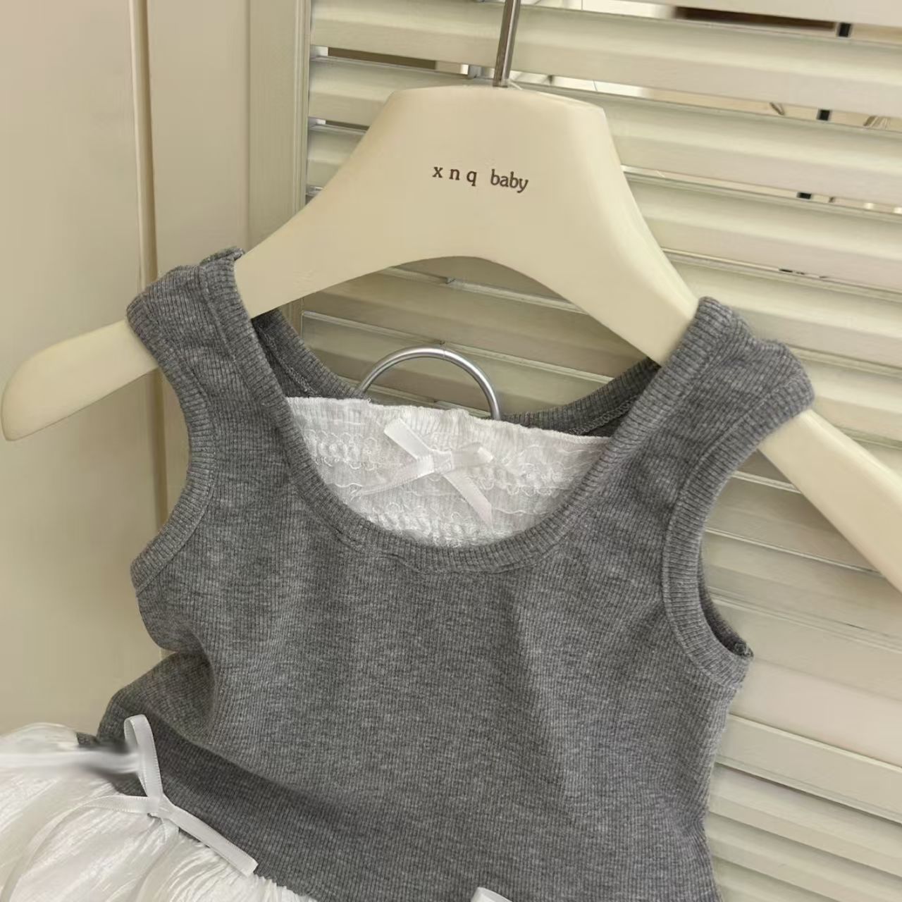 Children's and Girls' clothing set 2025 Summer New Style Children's lace patchwork vest Flower bud Shorts two-piece set sweet and trendy details Picture
