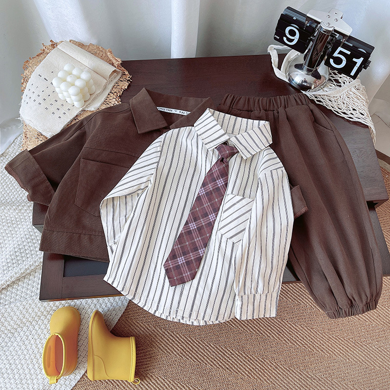 The new forest-themed autumn set for boys in 2024 features a British baby long-sleeved autumn outfit with a school style full figure