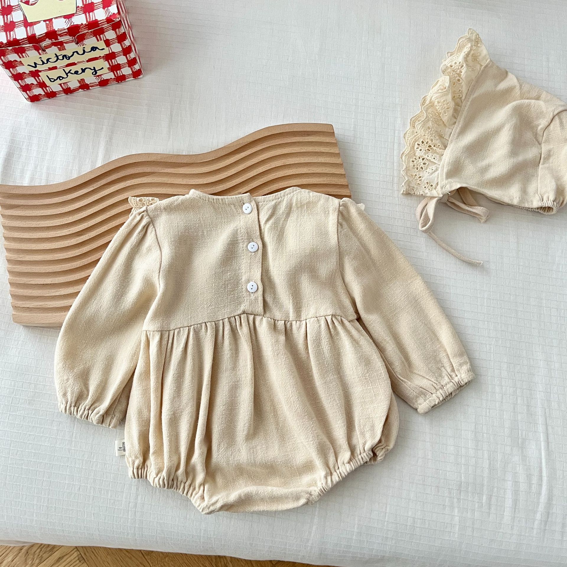 A super cute baby coat with a hat, a spring dress for girls aged 0-2, embroidered one-piece dress, trendy baby spring wear EL179 Application Scenario