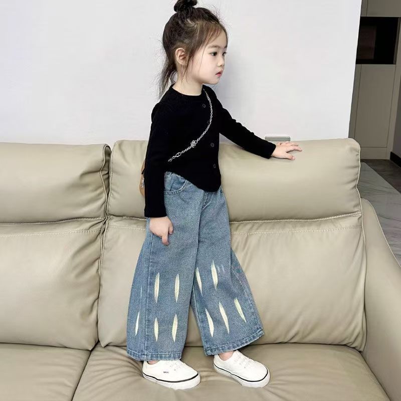 A stylish autumn outfit for girls, a two-piece set of Korean-style girls' base shirt and wide-leg jeans Application Scenario
