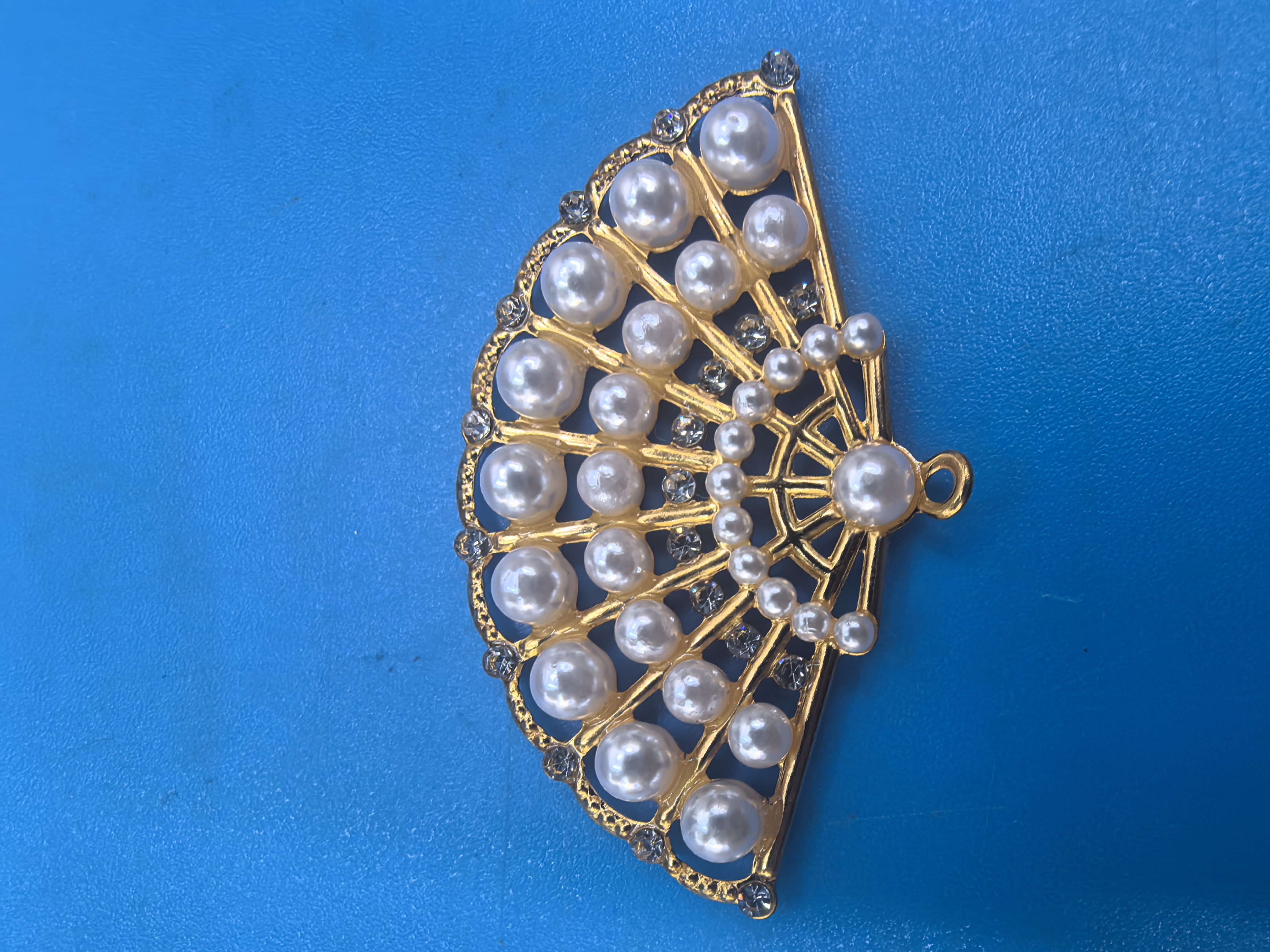 铁片冲压件电镀金色、银色后保色加手工点钻点珍珠，可用于鞋服装饰。