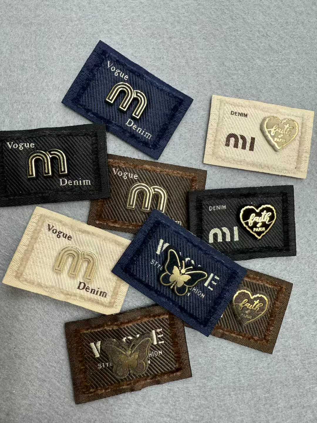 服装PU皮标压印logo真皮皮牌烫金超纤皮箱包牛仔裤鞋皮革皮牌