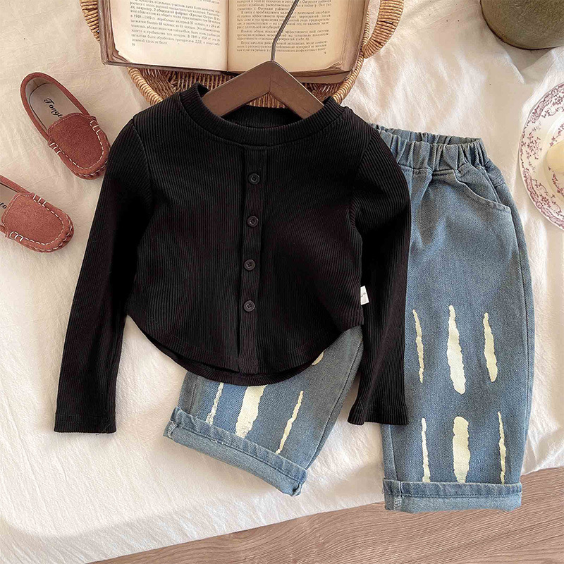 Fashionable off-white black heart sweater, children's black button-down straight-leg jeans, sweet style girls' three-piece set Application Scenario