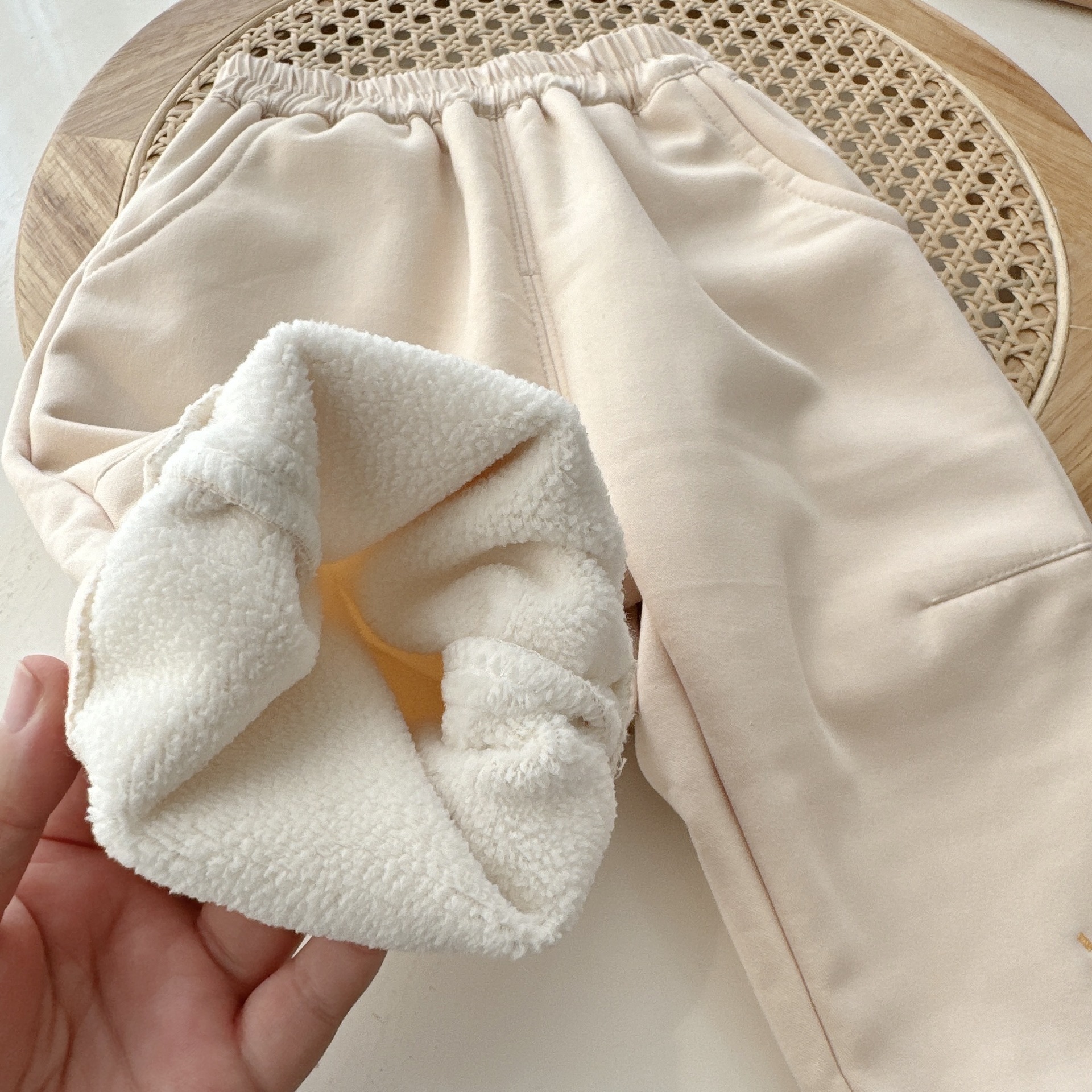 Solid color fleece pants for children, 0-5 years old, winter Class a girls, embroidered fleece pants, baby New Year's clothing trend AK345 Application Scenario