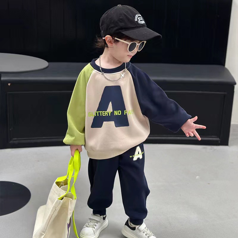 The 2023 new color-blocking hoodie set for children's autumn is a must-have. It's a trendy two-piece set for boys' sportswear and casual wear that will make you look cool on the street Application Scenario