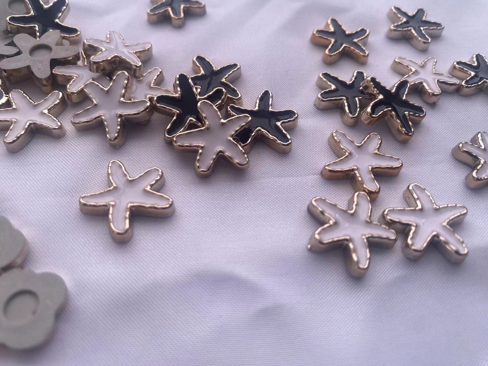 厂家销售黑白色五叶草电镀底板点油配耳钉头饰蝴蝶结等可粘贴配件