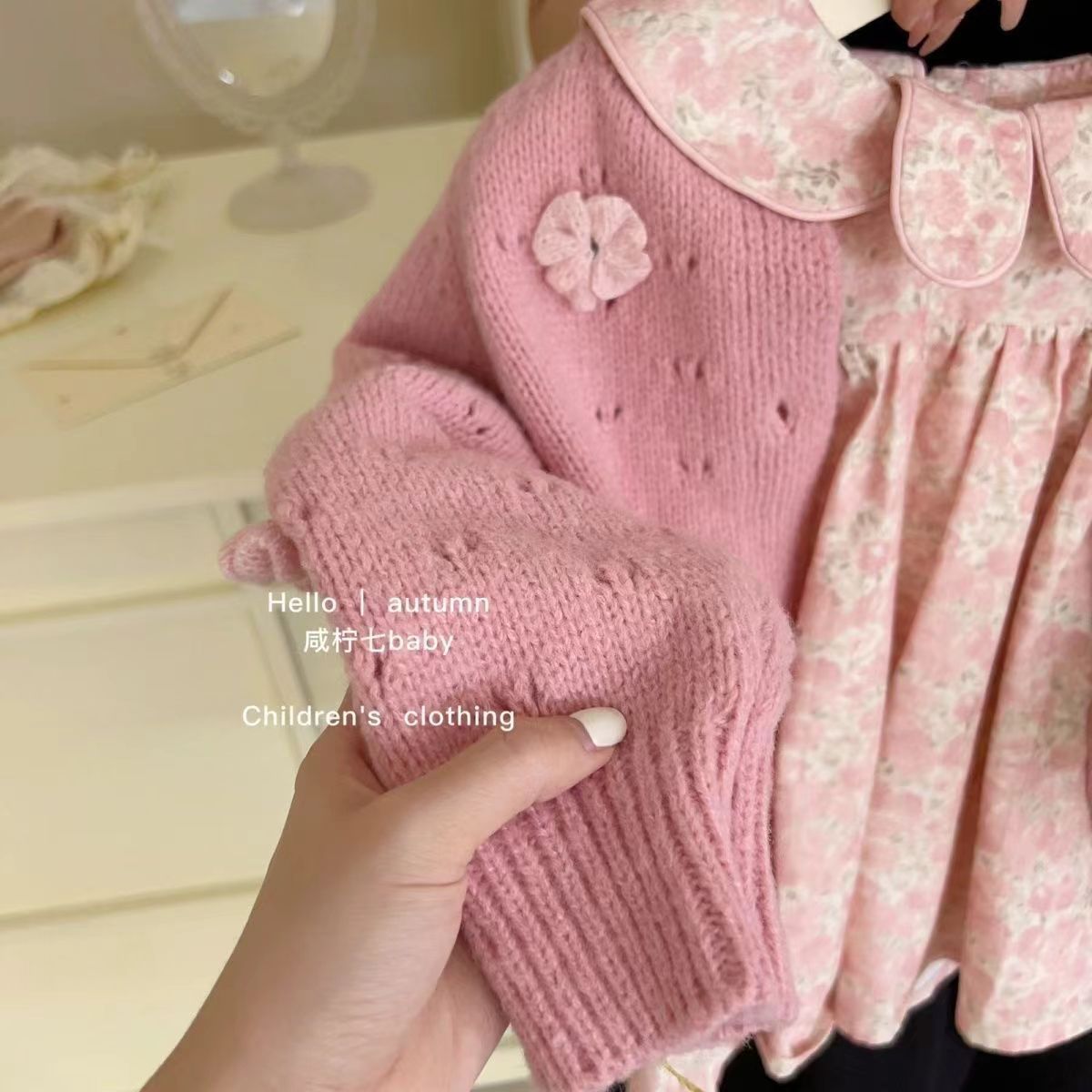 A trendy and stylish 2024 autumn set for Korean girls, featuring a children's floral knitted cardigan with floral prints and a baby collar dress Specification drawing