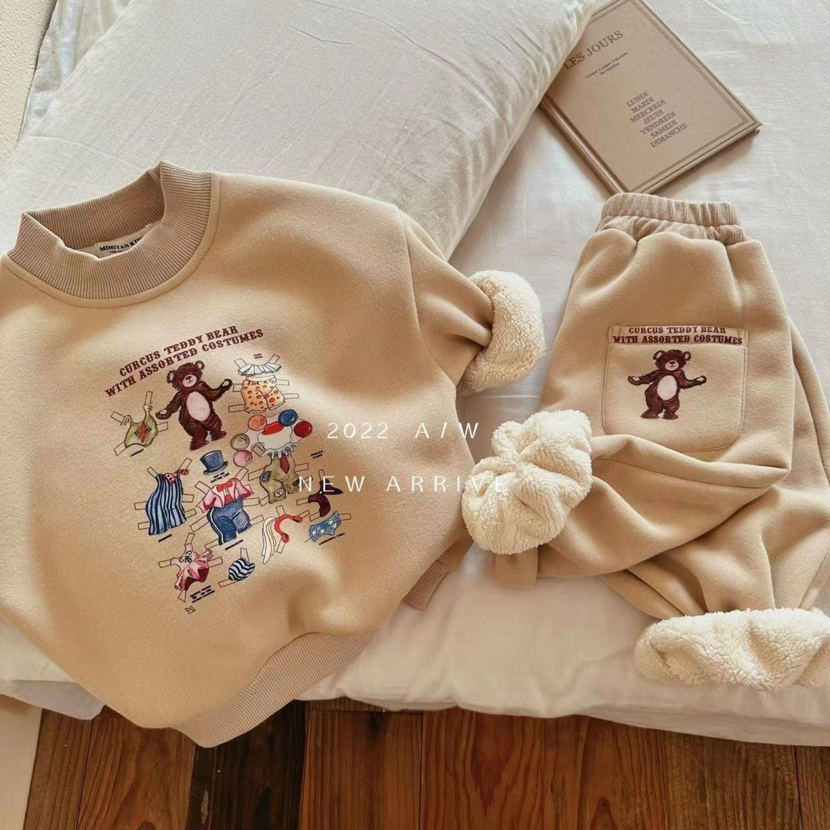Children's Set 2023 Winter New Style Boys' and Girls' Cartoon Bear Two-piece set, baby fleece and thickened sweatshirt and sweatpants, trendy details Picture