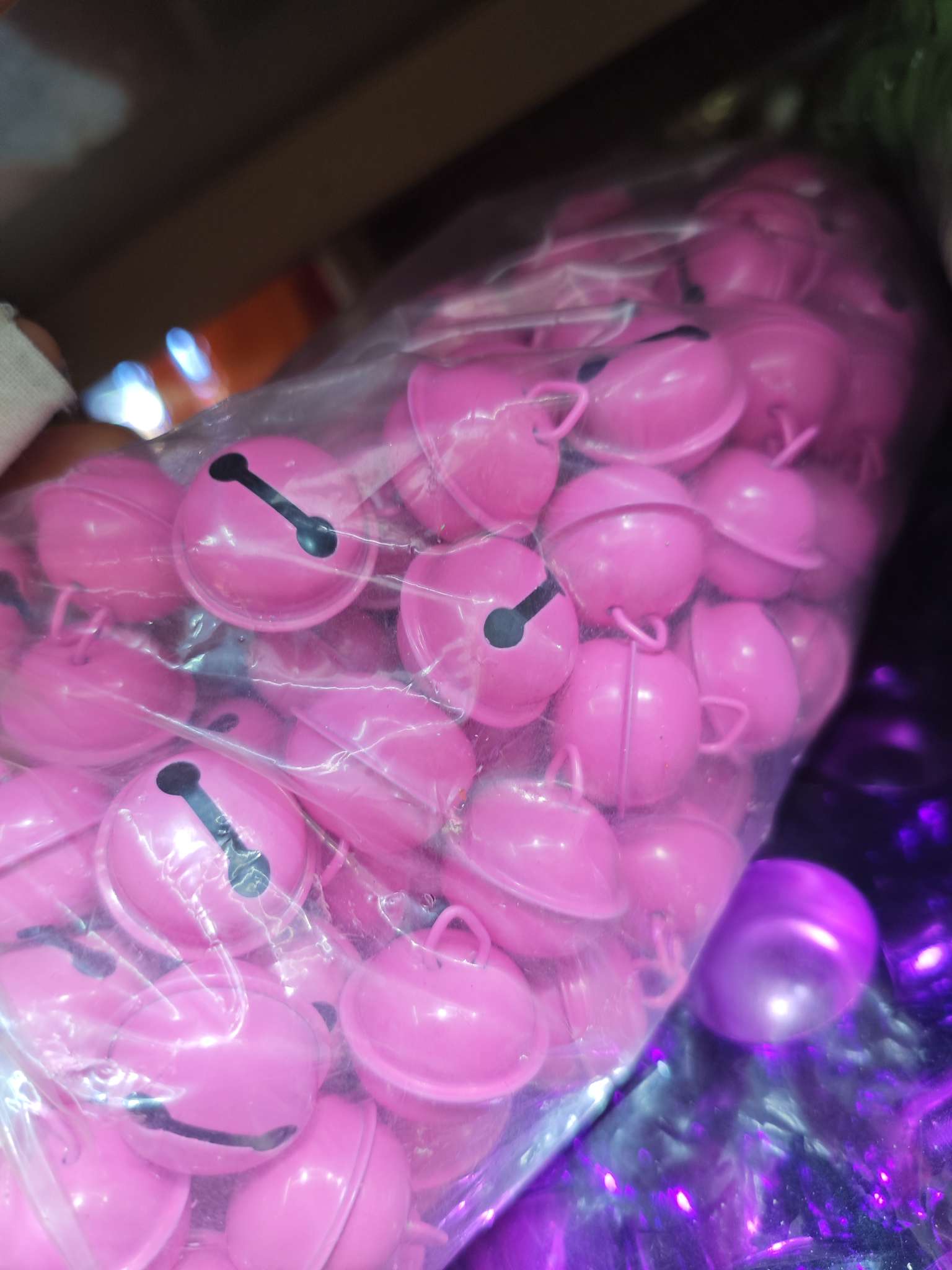 The 2025 new rose red 2.2 round bell can be used as Christmas items, car pendants, Chinese knot pendants, and is specially designed for bracelets and necklaces. There are various styles available and the prices are reasonable. ,