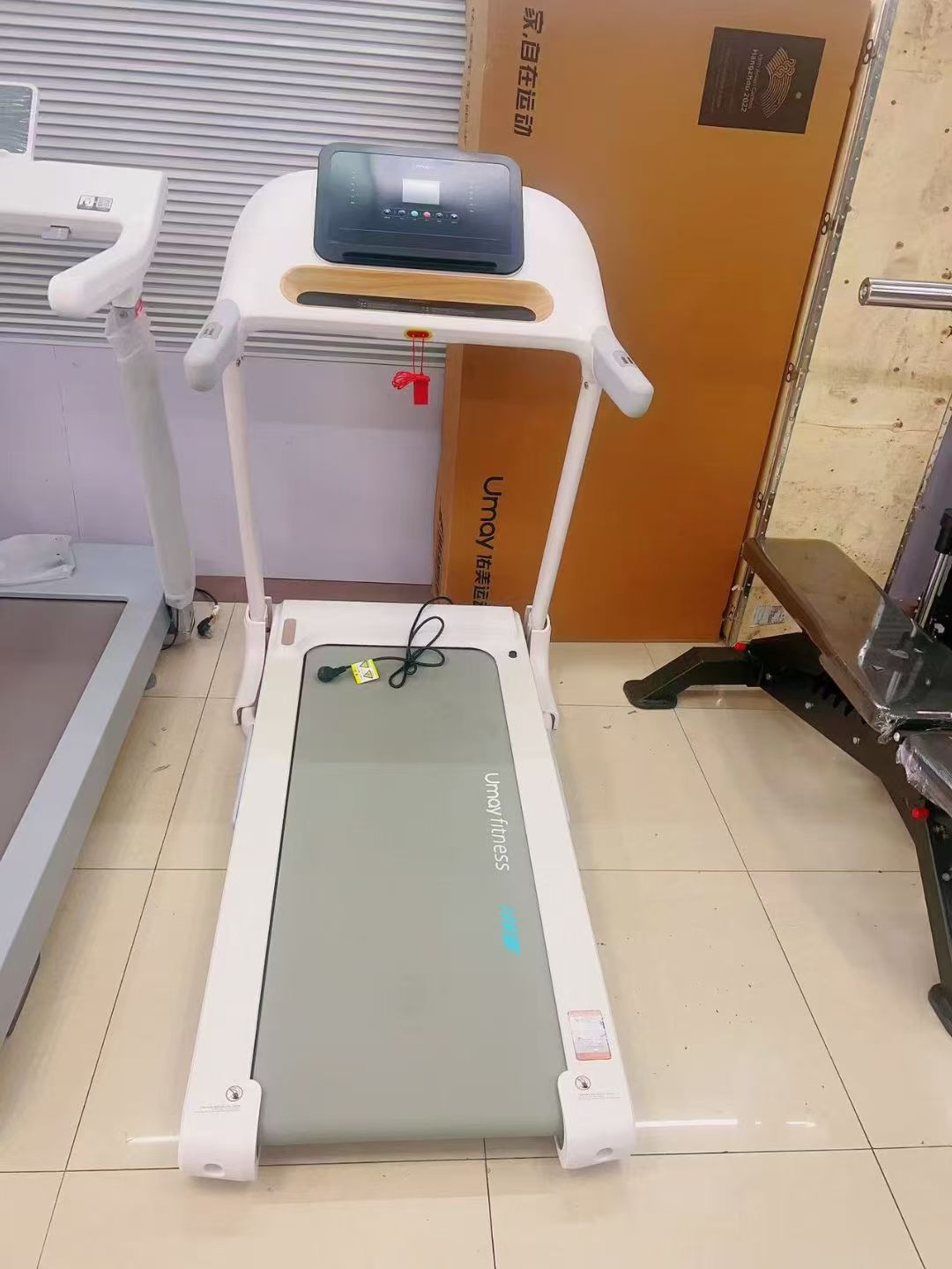 白色小型跑步机   