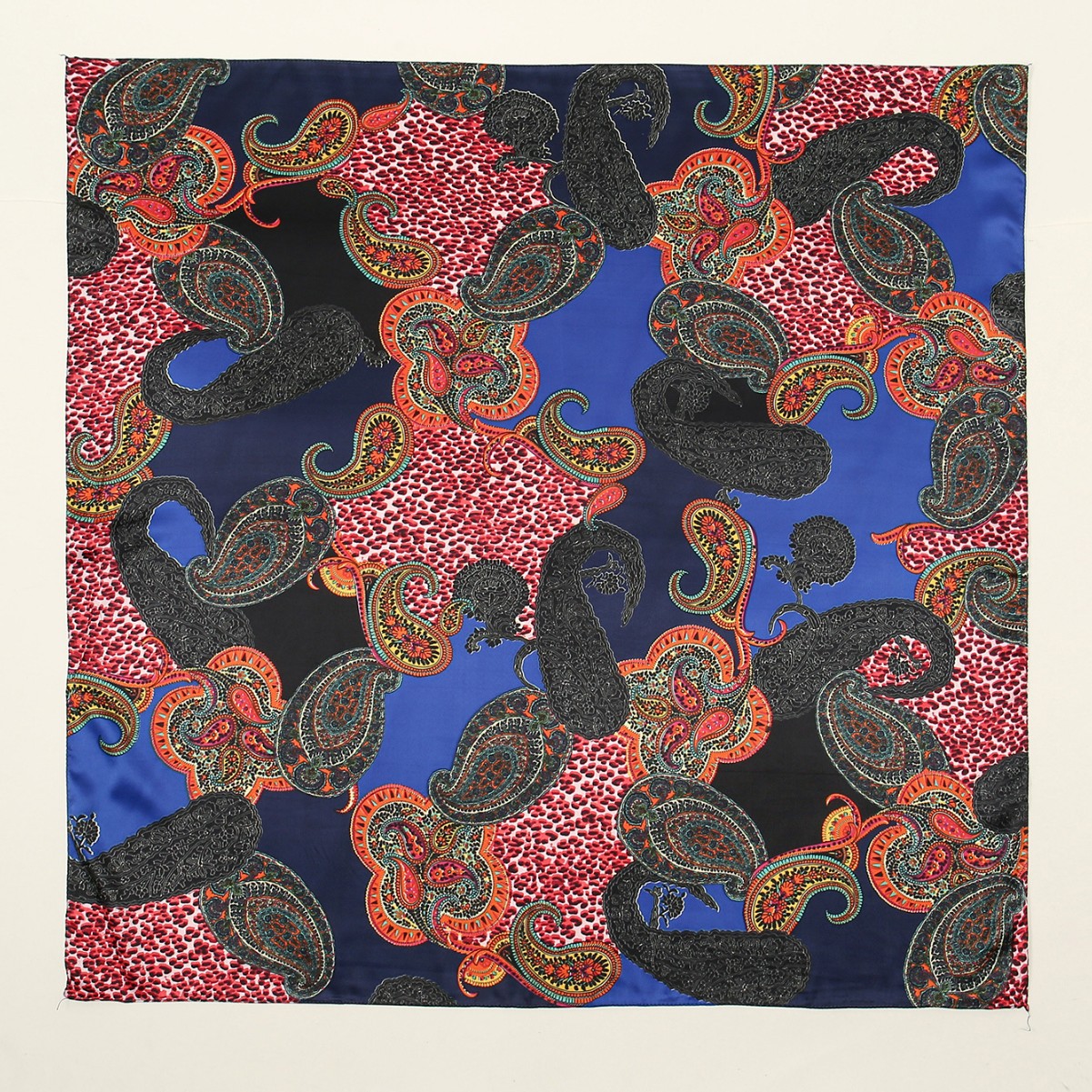 A popular 85CM large square scarf with cashew nut prints in Europe and America is a cross-border hit. A popular ethnic headscarf for women in Southeast Asia Application Scenario