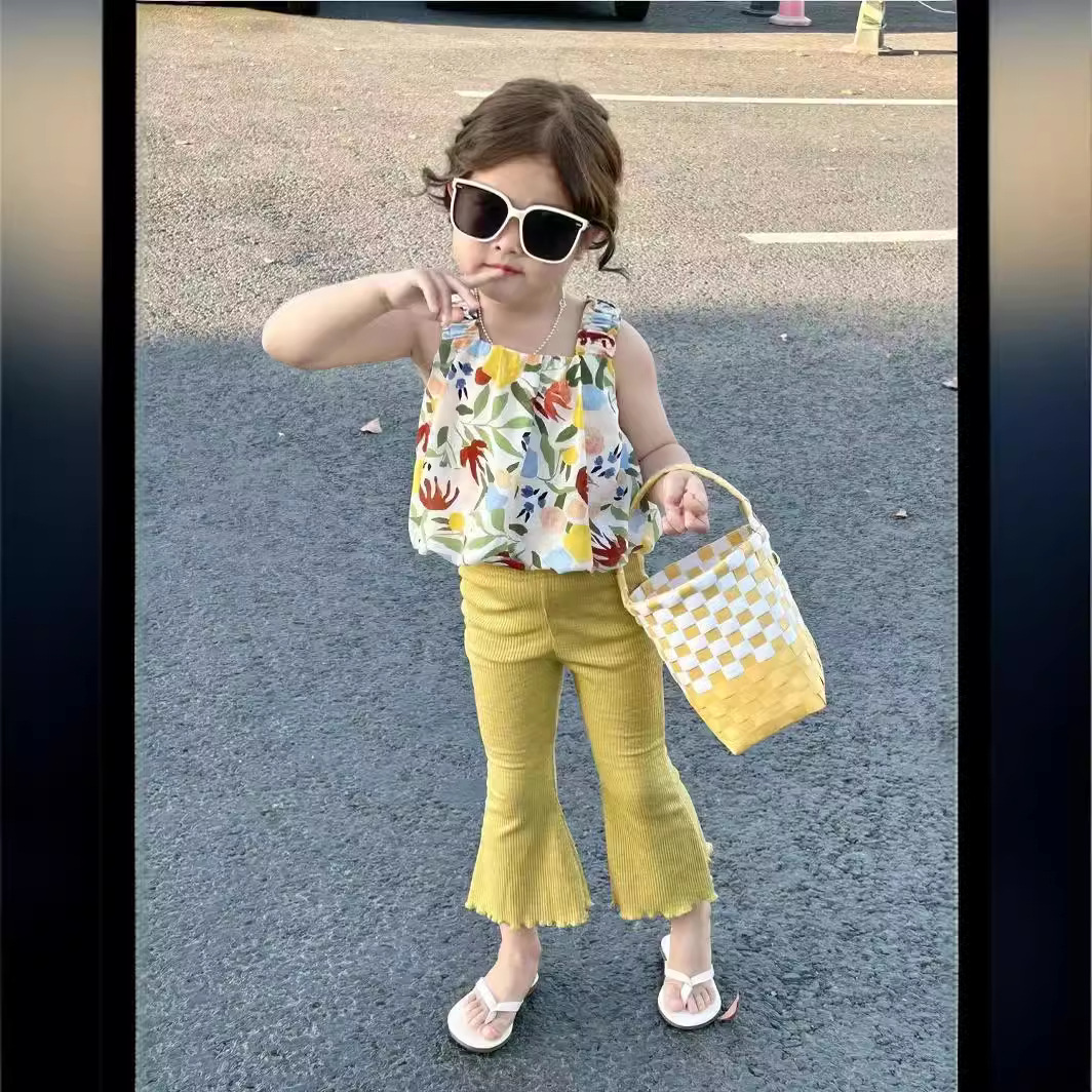 A Korean-style floral halter top set for girls in summer 2023, a trendy two-piece set of stylish little girl vests and flared pants full figure