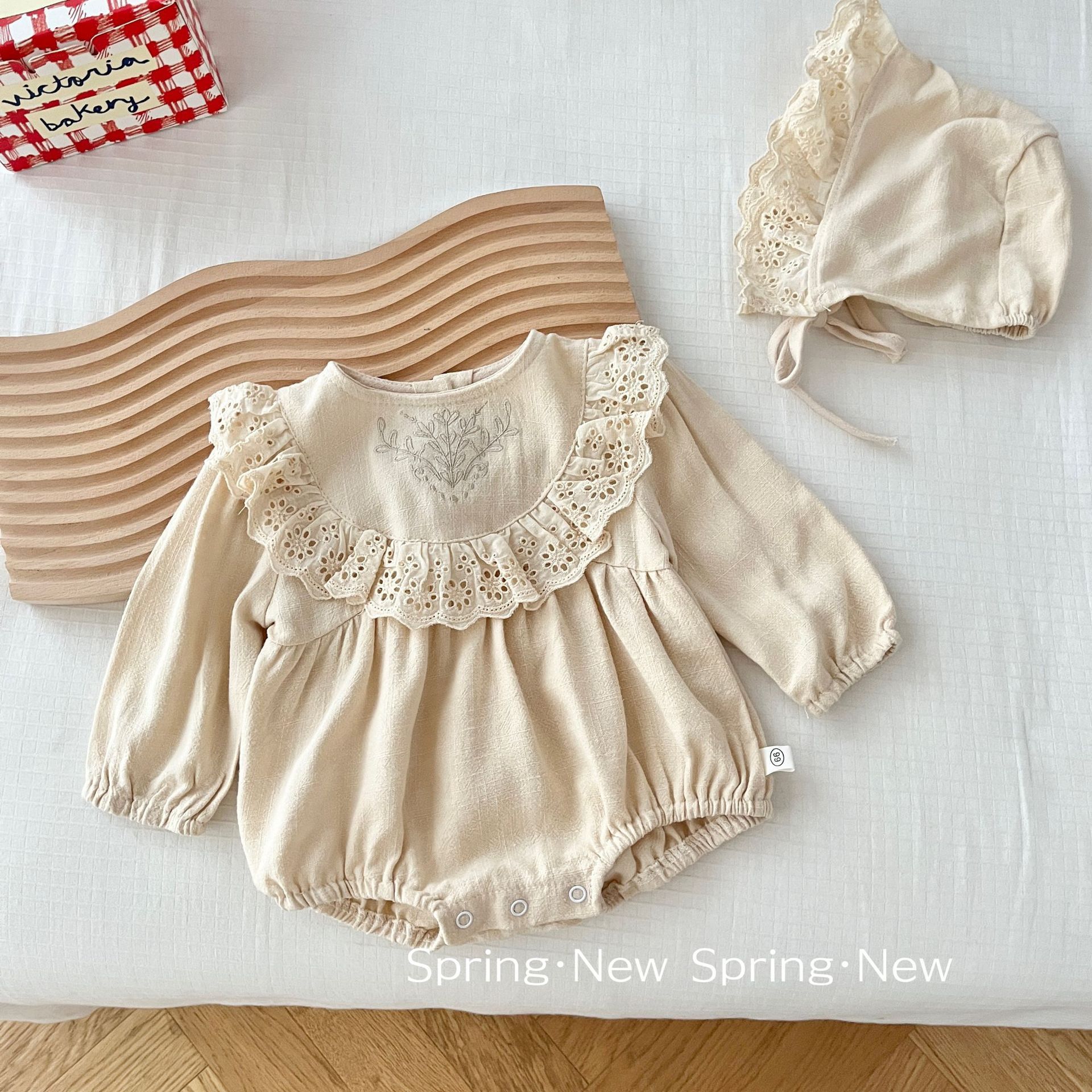 A super cute baby coat with a hat, a spring dress for girls aged 0-2, embroidered one-piece dress, trendy baby spring wear EL179 full figure