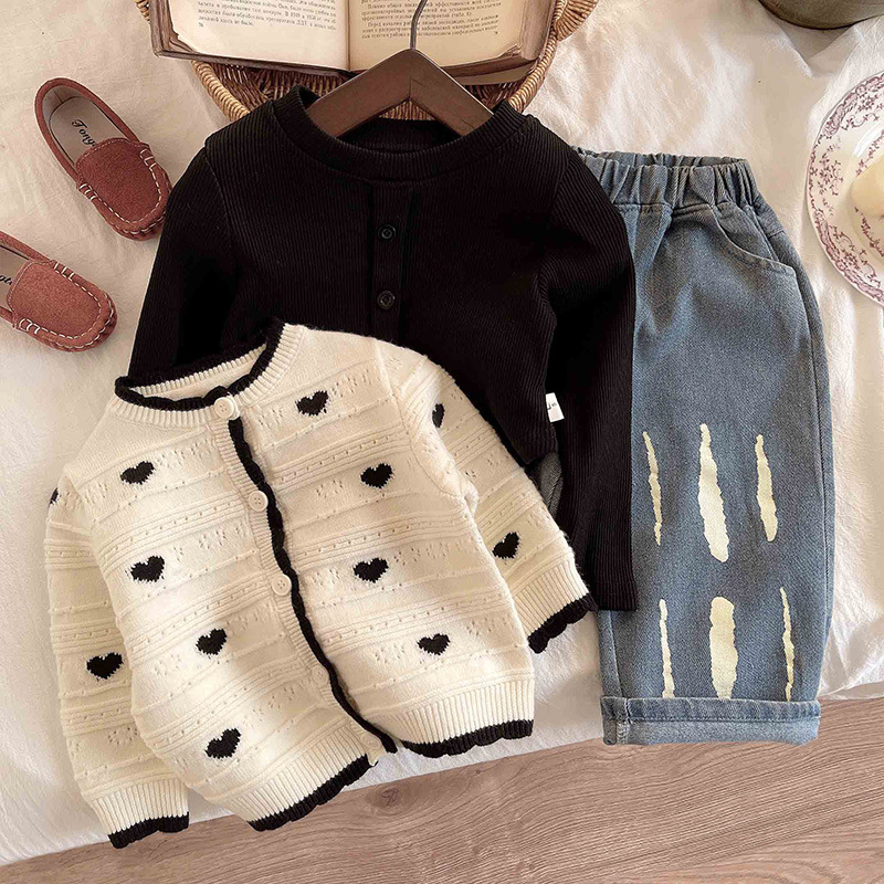Fashionable off-white black heart sweater, children's black button-down straight-leg jeans, sweet style girls' three-piece set full figure