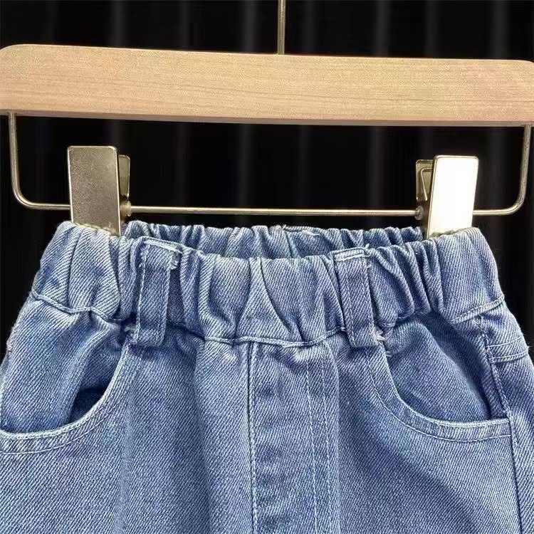 The 2025 Spring New Korean-style Girls' Set, featuring wide-leg pants for kids and a stylish princess-style shirt, is a two-piece set Application Scenario