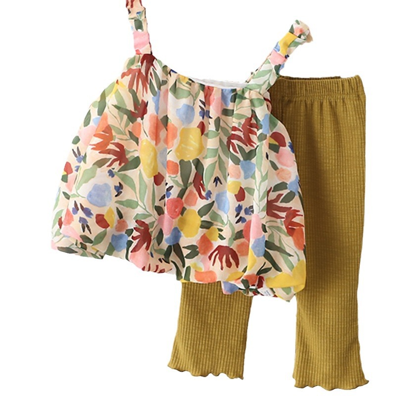 A Korean-style floral halter top set for girls in summer 2023, a trendy two-piece set of stylish little girl vests and flared pants Application Scenario