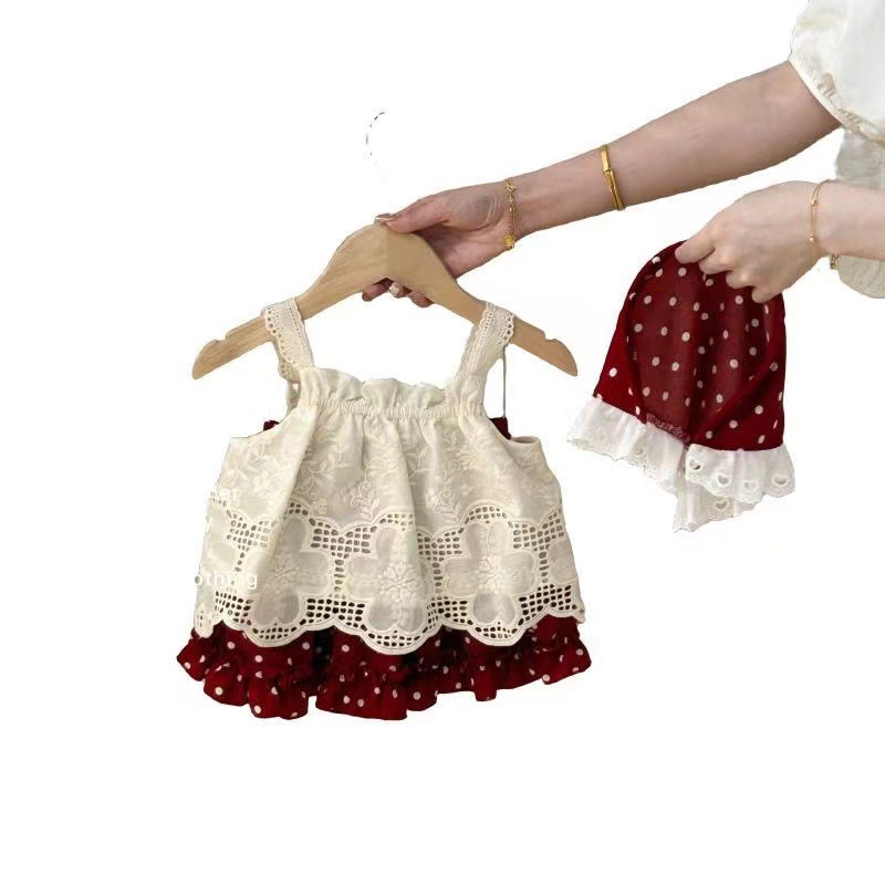 The new summer Korean children's clothing collection features a girl's elegant forest-themed little Red riding hood set, a little girl's embroidered vest top and shorts Item Picture