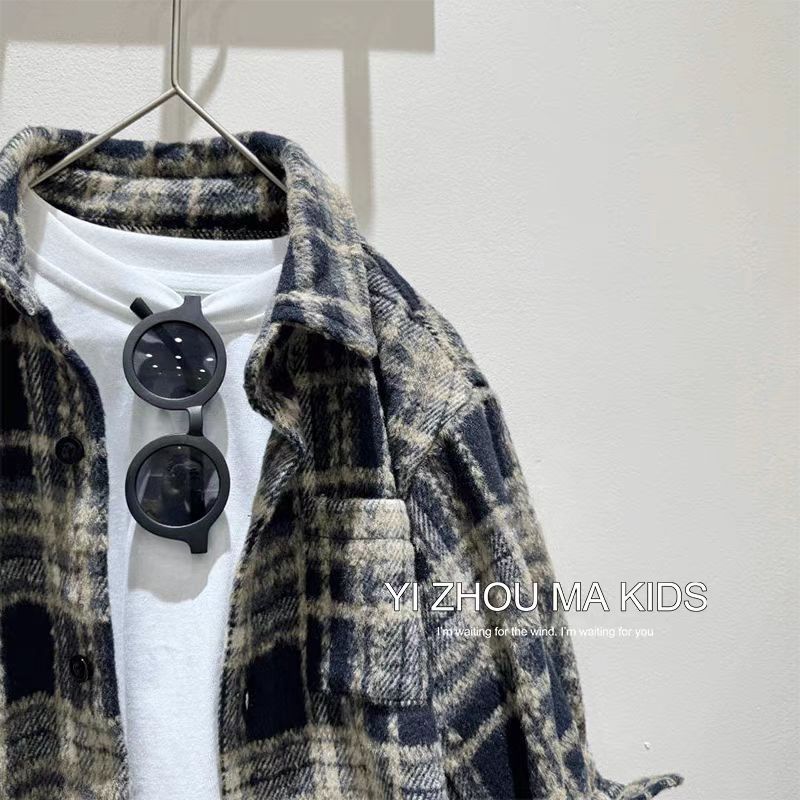 The new Korean-style brushed plaid shirt for the autumn and winter of 2024 is stylish for boys. The thickened plaid children's top is a trendy coat details Picture
