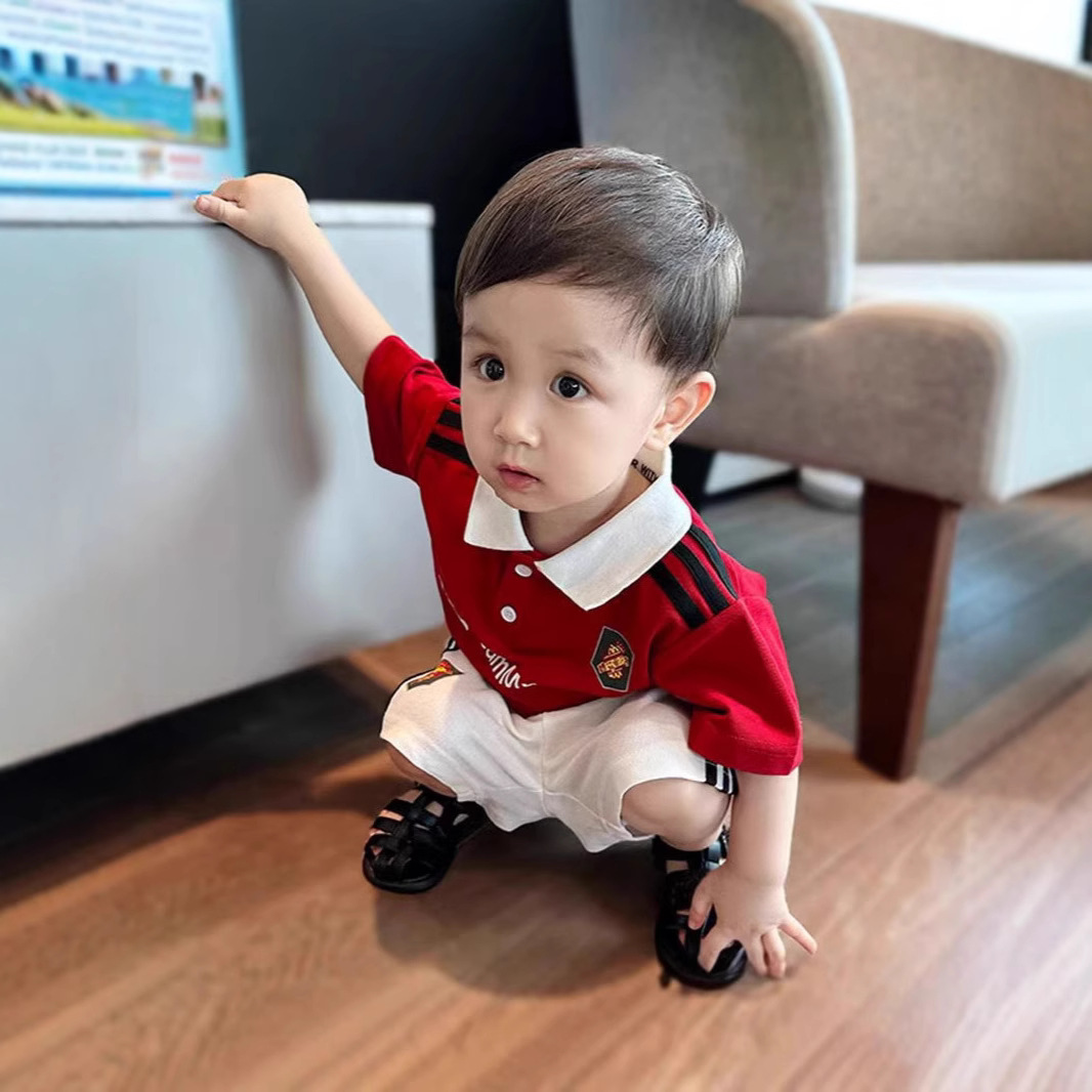 The new summer children's football uniform with stripes and webbing for boys, a two-piece lapel set, is trendy Specification drawing