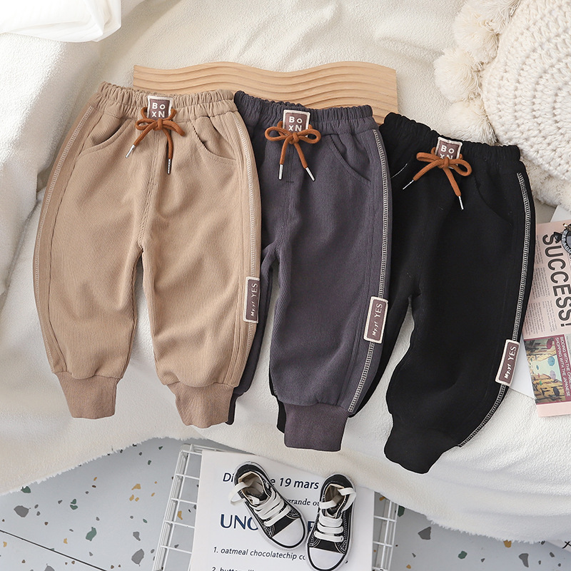 New Spring 2023 children's fashion and casual pants for boys, loose sportswear sweatpants for boys, stylish and trendy full figure