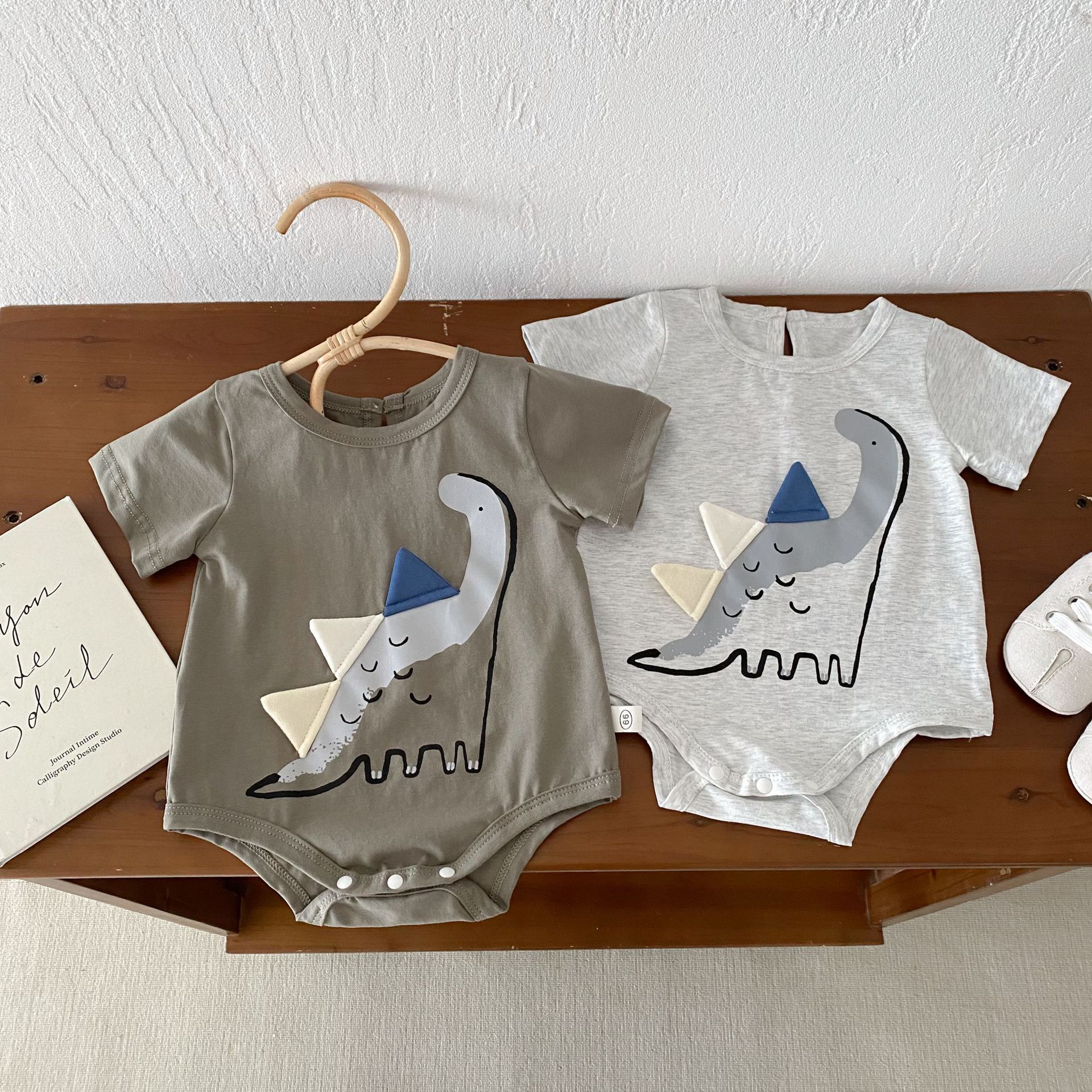 Cute baby coverings for 0-2 years old summer in Zhili, Huzhou, featuring cartoon dinosaur one-piece suits for boys and girls AL522 details Picture