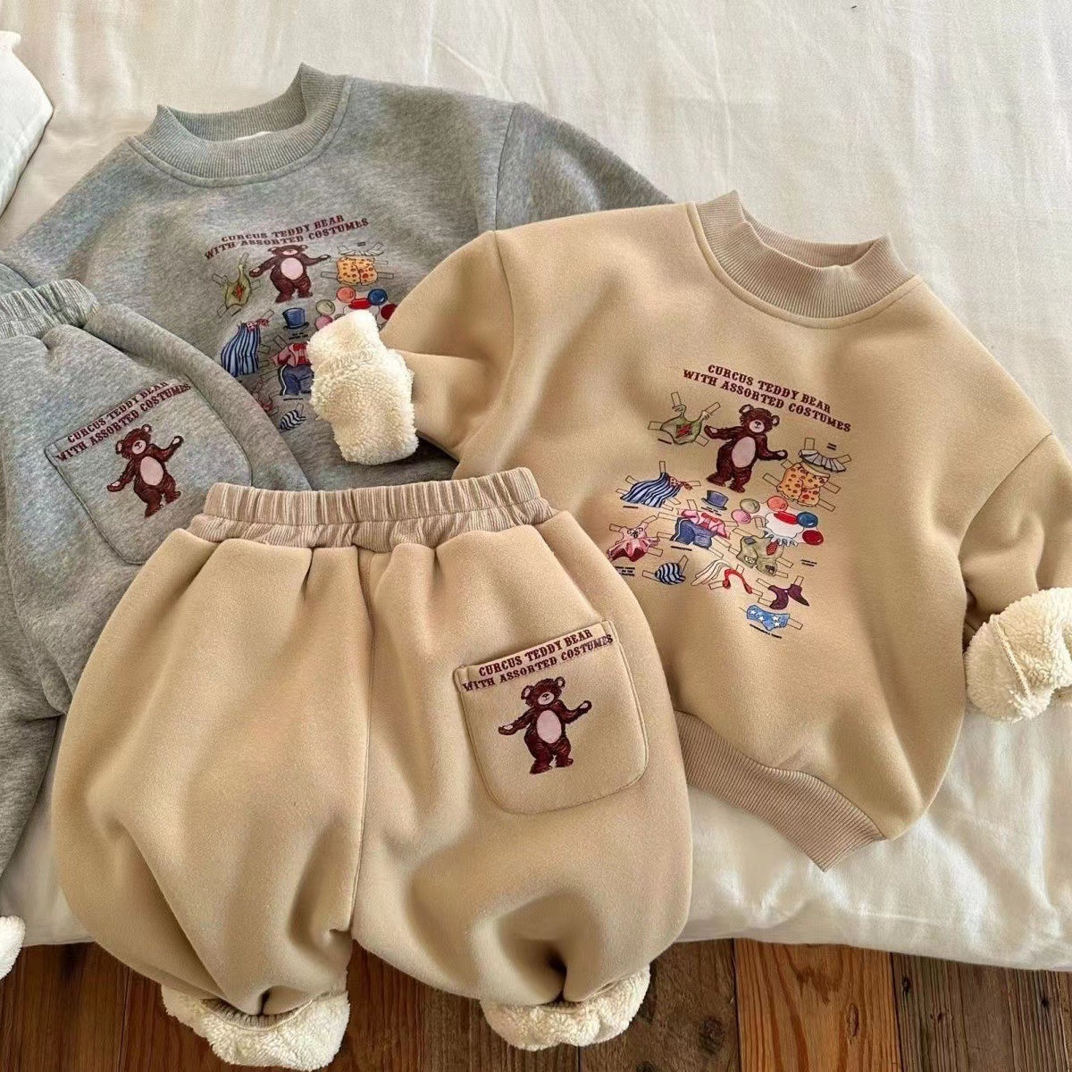 The 2023 new children's hoodie set for autumn and winter, featuring a Korean-style cartoon round-neck fleece hoodie and sweatpants for both boys and girls full figure