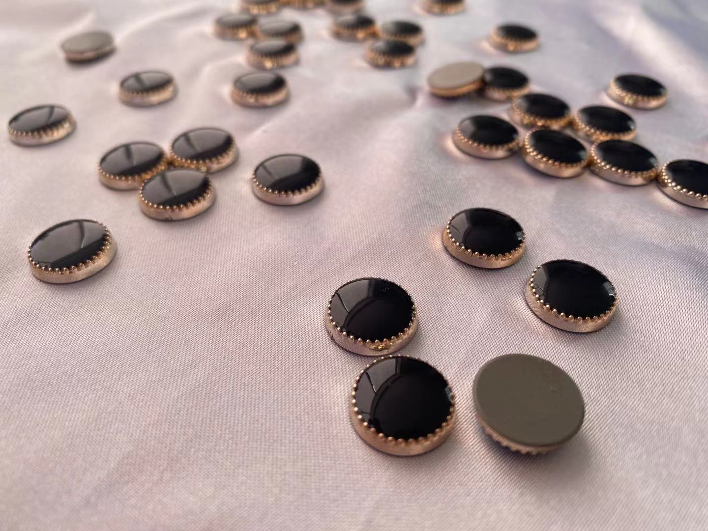 厂家销售电镀底板黑色圆形点油配耳钉头饰蝴蝶结等可粘贴配件