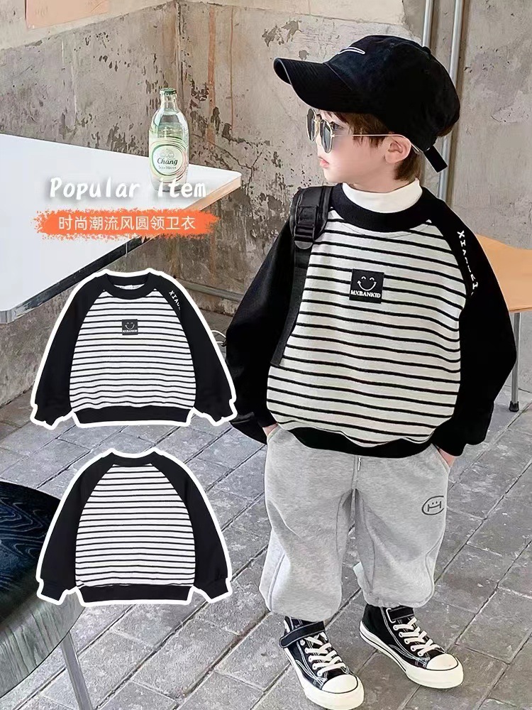 Children's fleece hoodie, boy's striped shoulder fleece pullover, Korean-style children's casual black and gray smiling face hoodie details Picture