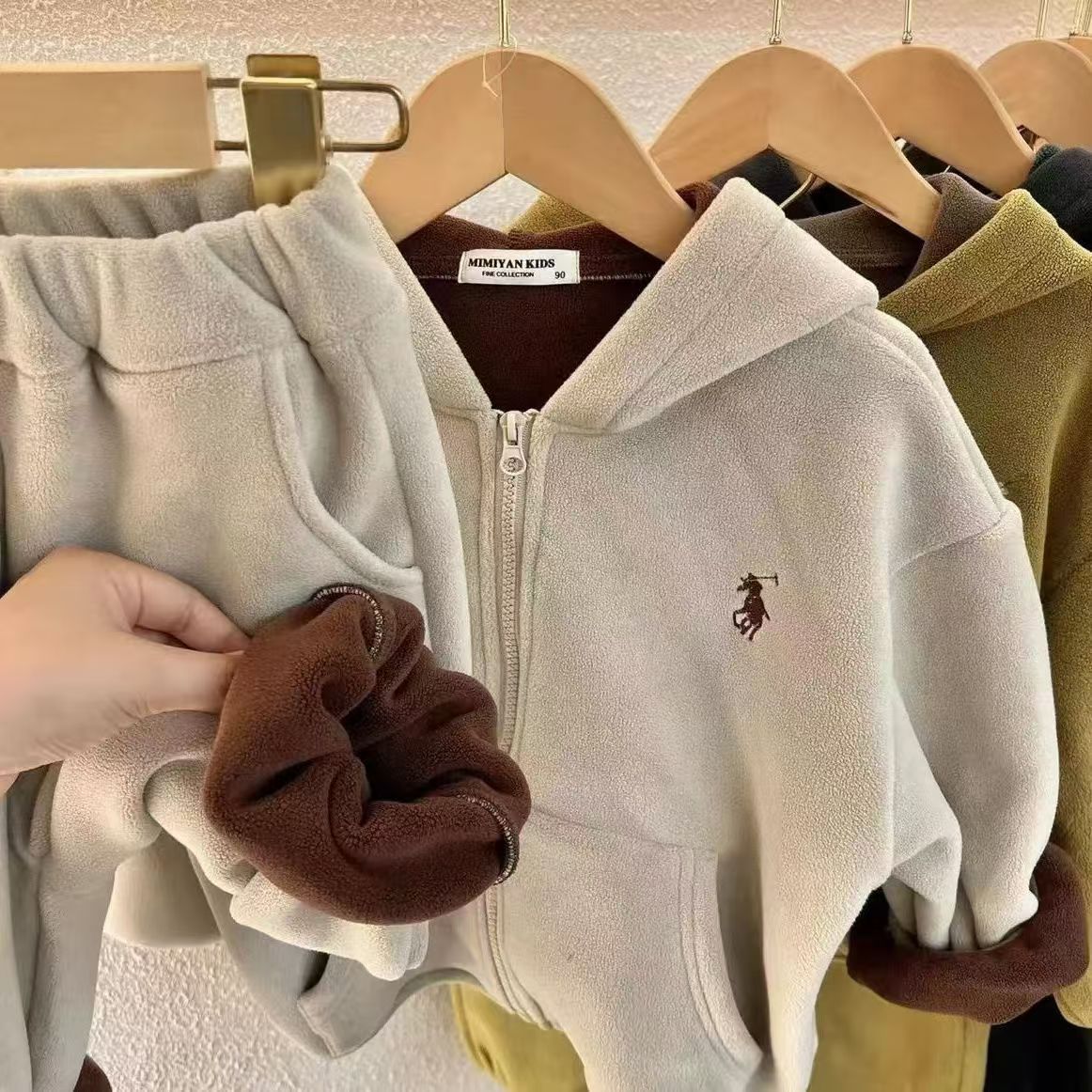 For the autumn and winter seasons, boys and girls can wear cat-fleece jackets, beige fleece hooded zipper sweatshirts and warm suits full figure