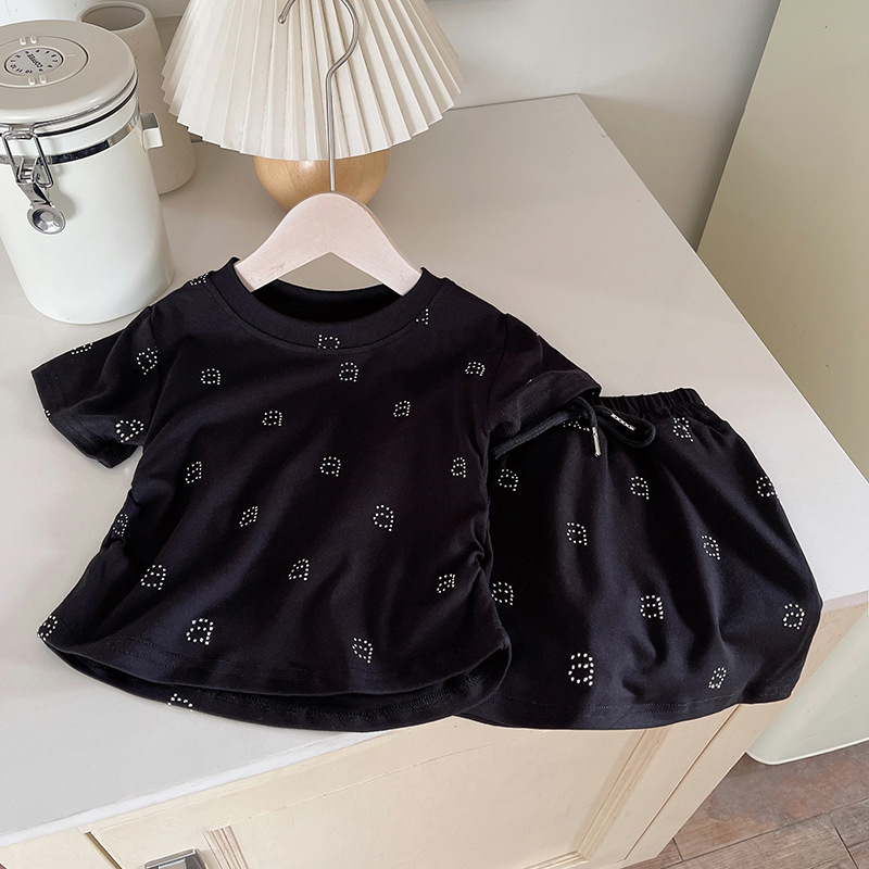 The 2024 new Girls' set is stylish, trendy and fashionable. It features a short-sleeved T-shirt with rhinestones, a casual and comfortable short skirt, and a fashionable children's wear details Picture