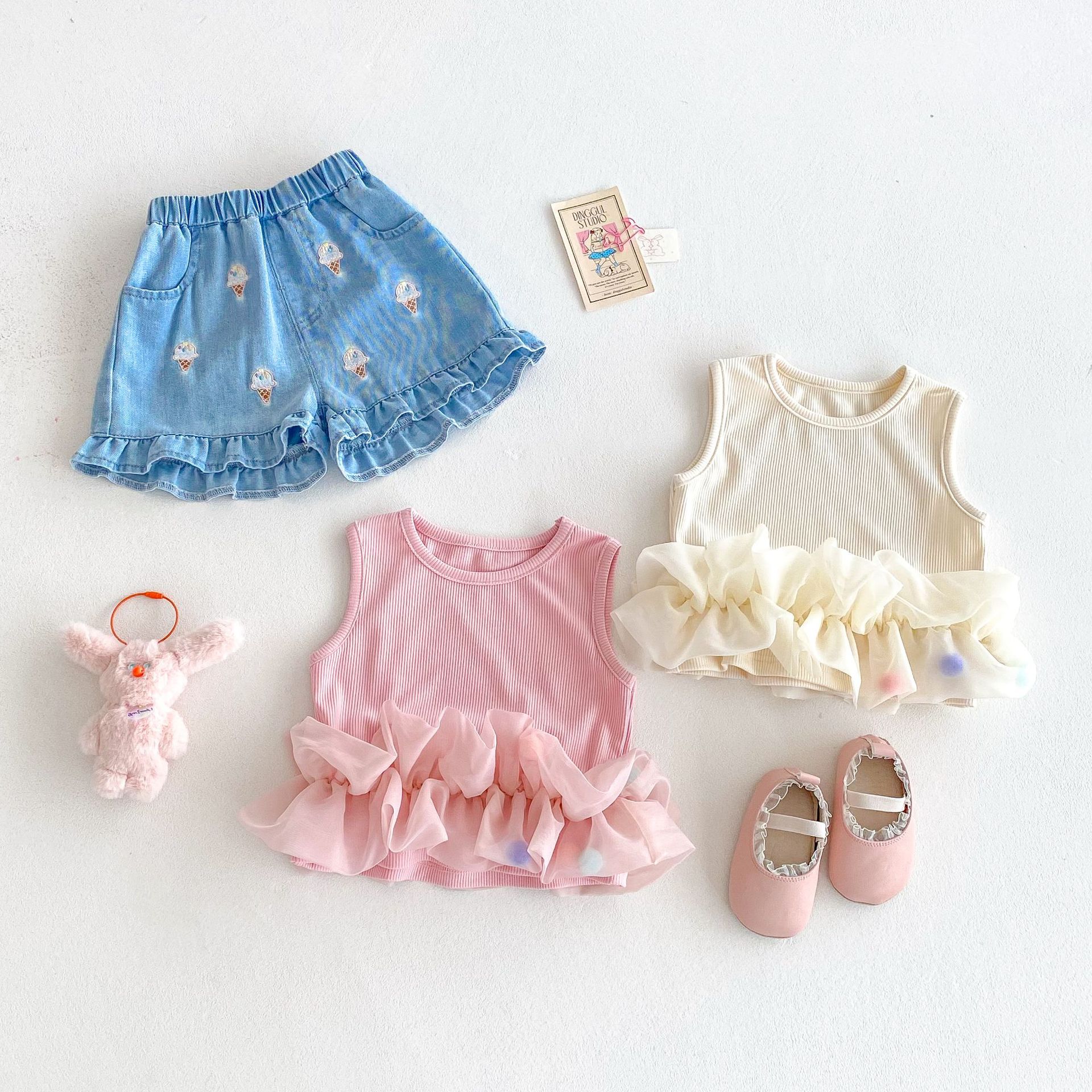 The 2025 new style of tulle vest for summer girls is a stylish and sweet tulle patchwork vest paired with ice cream denim shorts Specification drawing