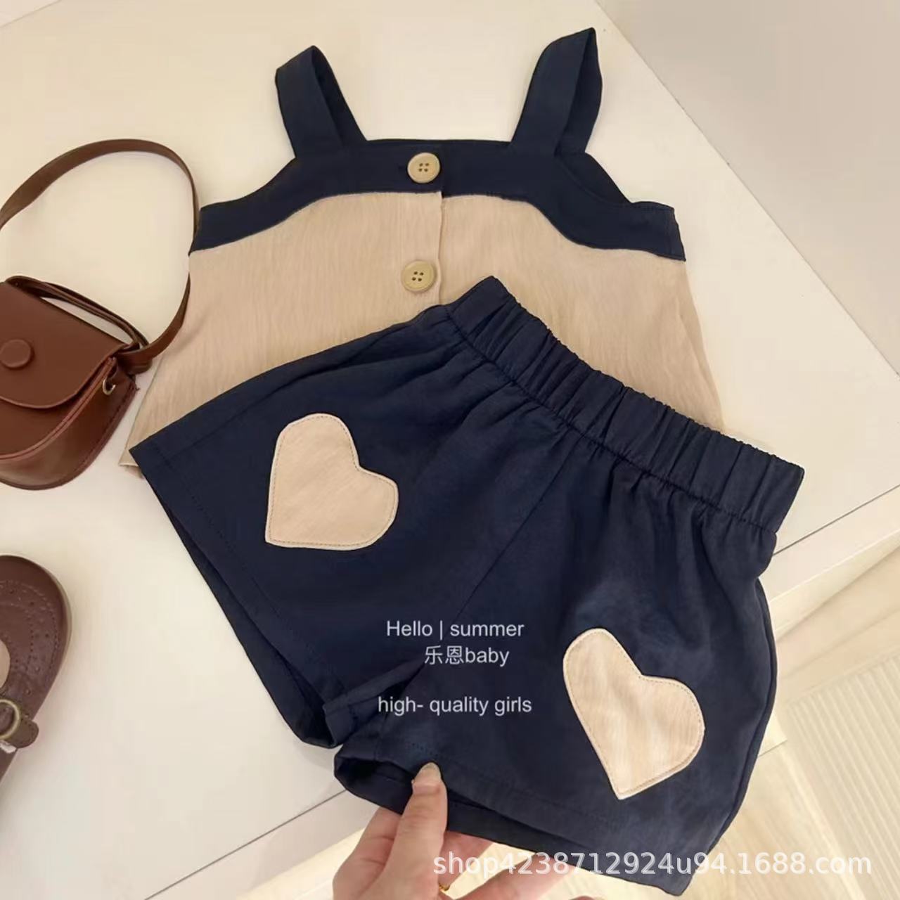 A khaki halter heart-shaped shorts set for girls in summer. This two-piece set is stylish, cool and trendy Specification drawing